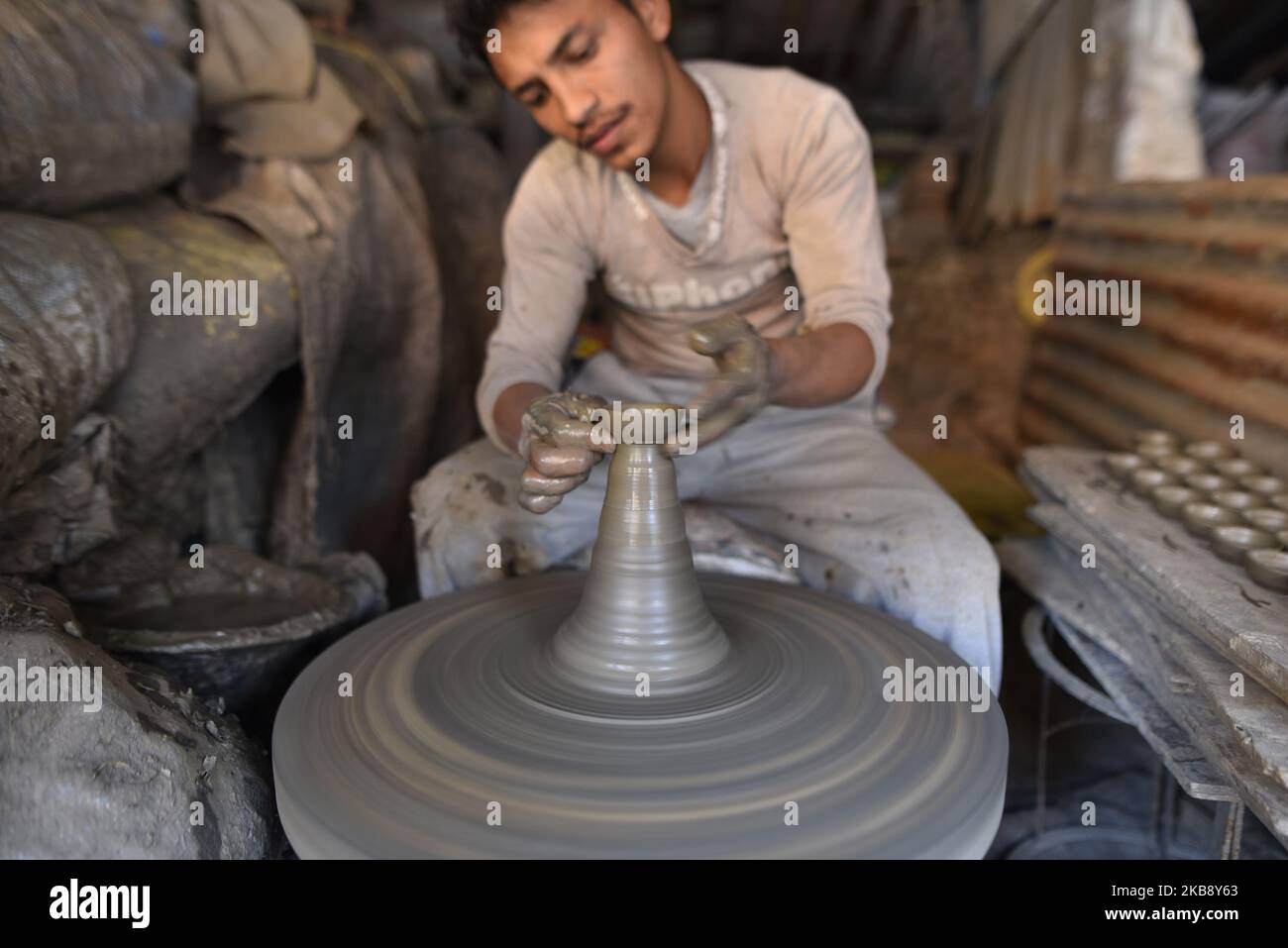 Ein Mann, der Tontopf-Lampen für das bevorstehende Tihar- oder Deepawali-Festival auf seinem Workshop am Pottery Square, Bhaktapur, Nepal, am Dienstag, den 22. Oktober 2019, macht. Nepalese Potter arbeitet an ihrer traditionellen Töpferei in kleinem Maßstab in Bhaktapur, Nepal. Bhaktapur ist eine alte Stadt im Kathmandu Valley und wird aufgrund seiner reichen Kultur, Tempel und Holz-, Metall- und Steinkunst von der UNESCO zum Weltkulturerbe erklärt. (Foto von Narayan Maharjan/NurPhoto) Stockfoto