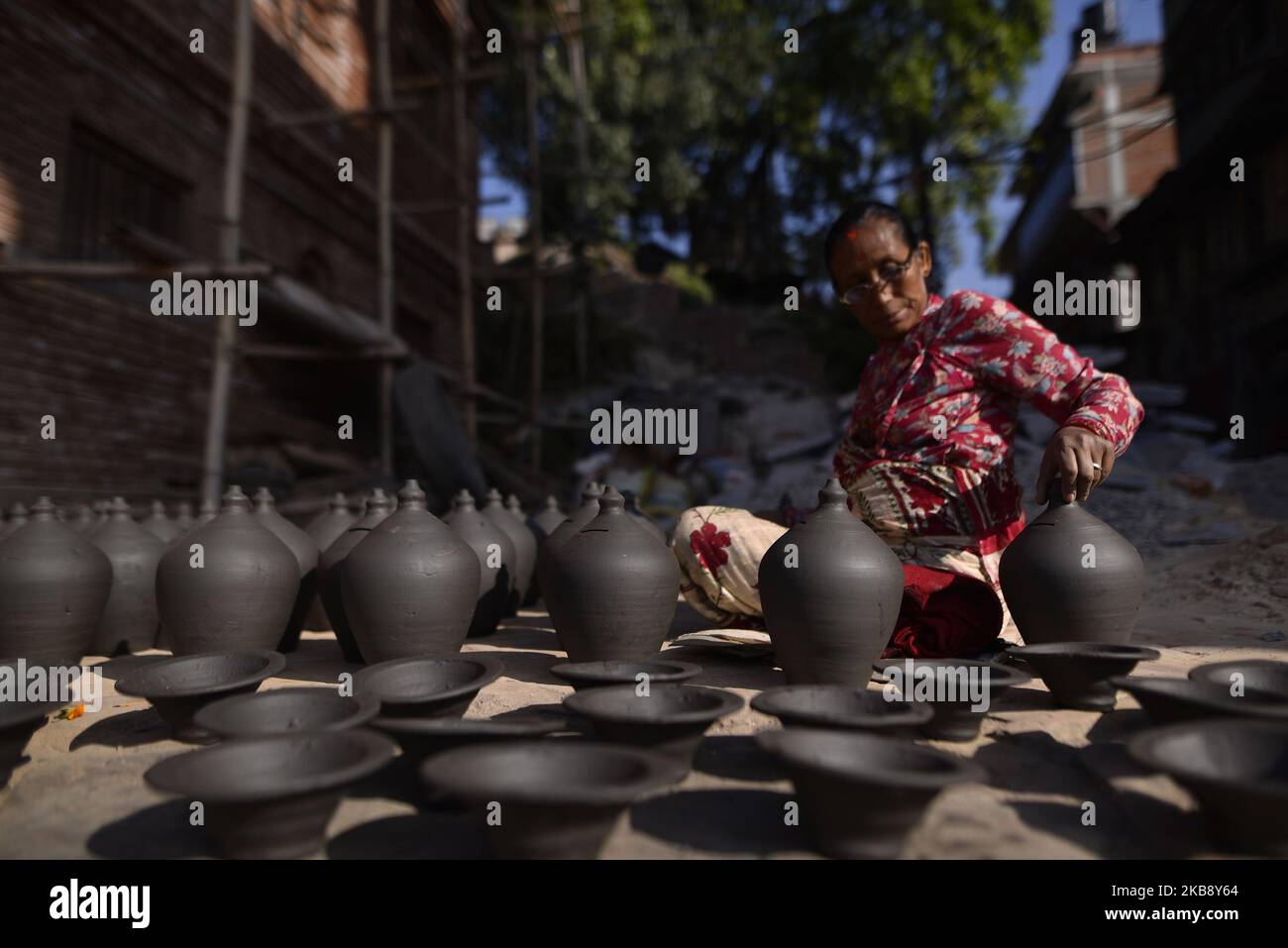 Eine Frau, die Tontopf in ihrer Werkstatt am Pottery Square, Bhaktapur, Nepal, am Dienstag, den 22. Oktober 2019, herstellte. Nepalese Potter arbeitet an ihrer traditionellen Töpferei in kleinem Maßstab in Bhaktapur, Nepal. Bhaktapur ist eine alte Stadt im Kathmandu Valley und wird aufgrund seiner reichen Kultur, Tempel und Holz-, Metall- und Steinkunst von der UNESCO zum Weltkulturerbe erklärt. (Foto von Narayan Maharjan/NurPhoto) Stockfoto