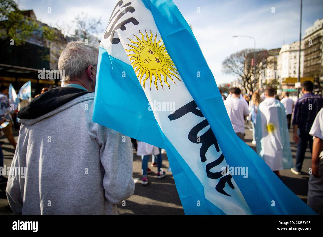 Hunderte von Unterstützern gehen zu Mauricio Macris Aufruf zu einer Veranstaltung namens „La Marcha del Millon“ unter dem Motto „Si SE Puede“ im Rahmen der Präsidentschaftskampagne von Juntos Por El Cambio am 19. Oktober 2019 in Obelisk in Buenos Aires, Argentinien. (Foto von Federico Rotter/NurPhoto) Stockfoto