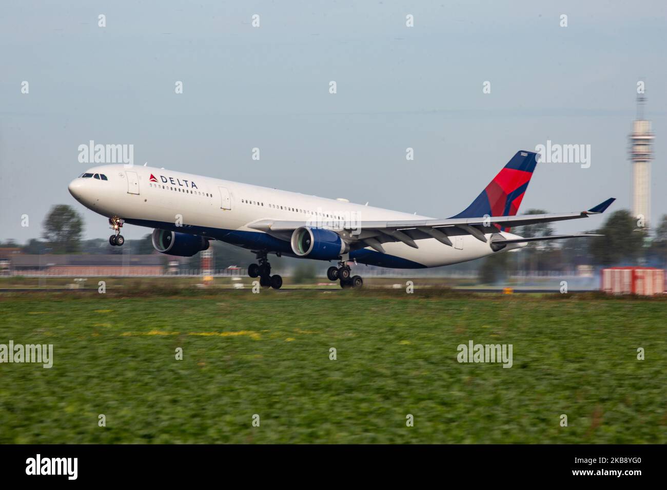 Delta Air Lines Airbus A330-300, gesehen bei einer letzten Landung auf dem internationalen Flughafen Amsterdam Schiphol AMS EHAM in den Niederlanden am 16. Oktober 2019. Der Airbus A333 verfügt über 2x PW PW4168A-Triebwerke. ETOPS und die Registrierung N821NW. Delta verbindet die niederländische Hauptstadt über Transatlantische Langstreckenflüge und Großkörperflugzeuge mit Atlanta, Boston, Detroit, Minneapolis St. Paul, New York JFK, Orlando, Portland OR, Salt Lake City, Seattle Tacoma, Los Angeles und Tampa. Delta Airlines DAL DL ist die zweitgrößte Fluggesellschaft der Welt mit beförderten Passagieren und Mitglied von SkyT Stockfoto