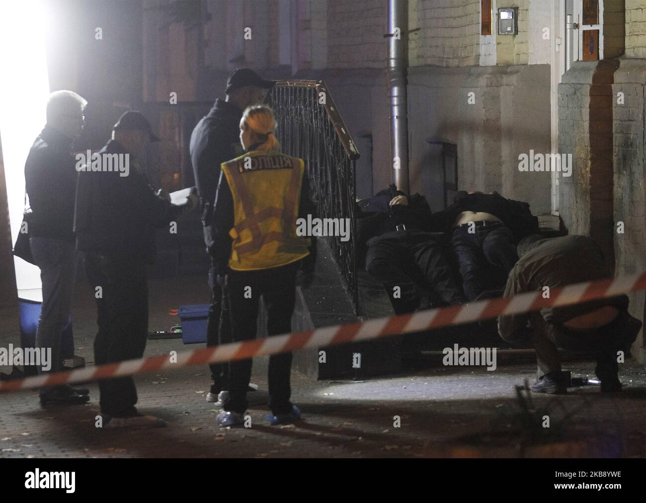 (ANMERKUNG DER REDAKTION: Graphic Content) Kriminalisten arbeiten am Tatort, an dem am 23. Oktober 2019 zwei Männer im Zentrum von Kiew, Ukraine, getötet wurden. Nach Angaben der Medien kam es am späten Abend des 22. Oktober in der Puschkinskaja-Straße im Zentrum von Kiew zu einer Granatenexplosion, bei der zwei Männer starben und eine Frau verletzt wurde. (Foto von STR/NurPhoto) Stockfoto