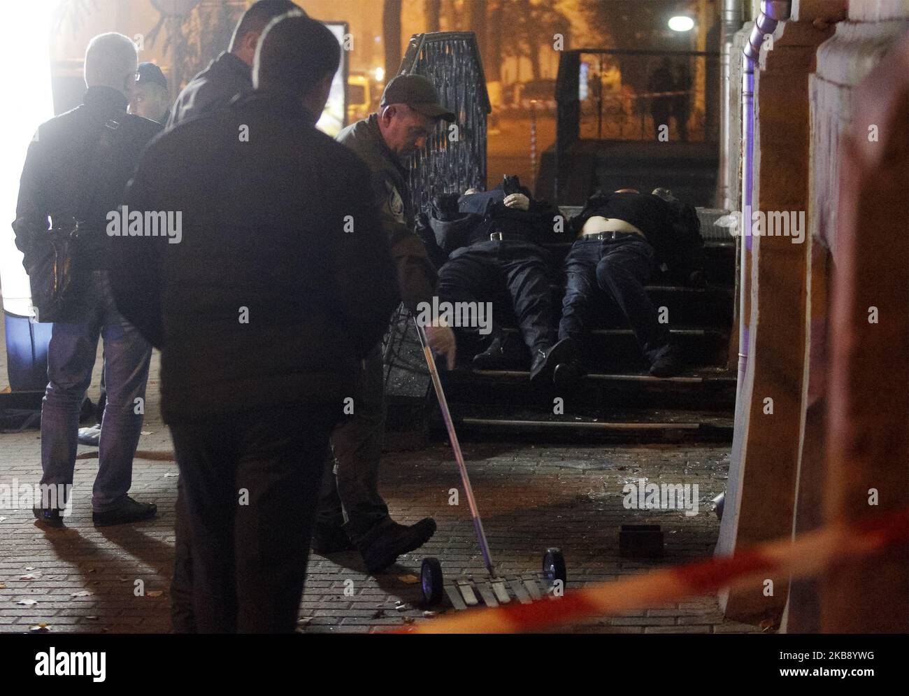 (ANMERKUNG DER REDAKTION: Graphic Content) Kriminalisten arbeiten am Tatort, an dem am 23. Oktober 2019 zwei Männer im Zentrum von Kiew, Ukraine, getötet wurden. Nach Angaben der Medien kam es am späten Abend des 22. Oktober in der Puschkinskaja-Straße im Zentrum von Kiew zu einer Granatenexplosion, bei der zwei Männer starben und eine Frau verletzt wurde. (Foto von STR/NurPhoto) Stockfoto