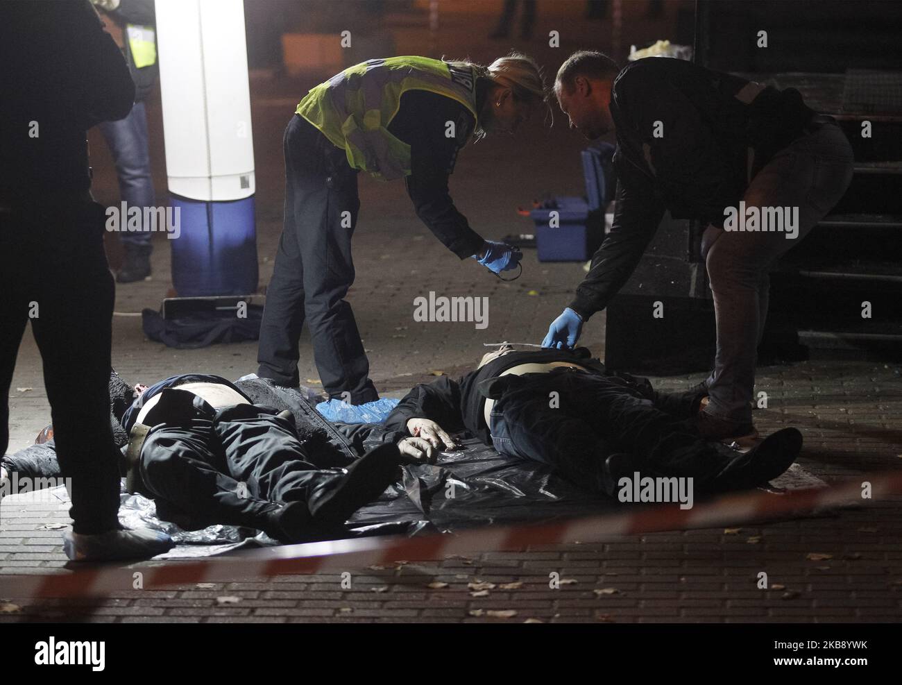 (ANMERKUNG DER REDAKTION: Graphic Content) Kriminalisten arbeiten am Tatort, an dem am 23. Oktober 2019 zwei Männer im Zentrum von Kiew, Ukraine, getötet wurden. Nach Angaben der Medien kam es am späten Abend des 22. Oktober in der Puschkinskaja-Straße im Zentrum von Kiew zu einer Granatenexplosion, bei der zwei Männer starben und eine Frau verletzt wurde. (Foto von STR/NurPhoto) Stockfoto