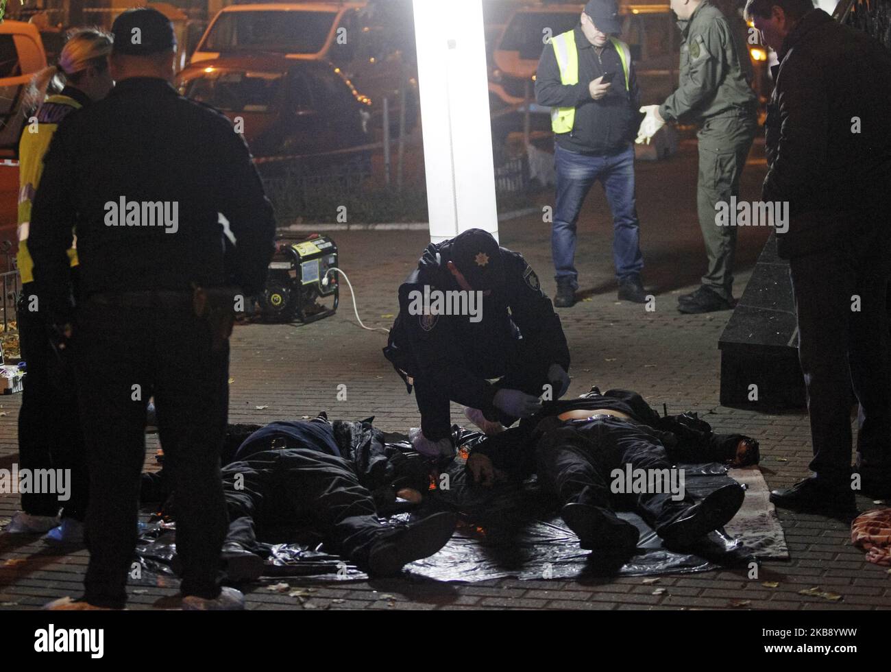 (ANMERKUNG DER REDAKTION: Graphic Content) Kriminalisten arbeiten am Tatort, an dem am 23. Oktober 2019 zwei Männer im Zentrum von Kiew, Ukraine, getötet wurden. Nach Angaben der Medien kam es am späten Abend des 22. Oktober in der Puschkinskaja-Straße im Zentrum von Kiew zu einer Granatenexplosion, bei der zwei Männer starben und eine Frau verletzt wurde. (Foto von STR/NurPhoto) Stockfoto