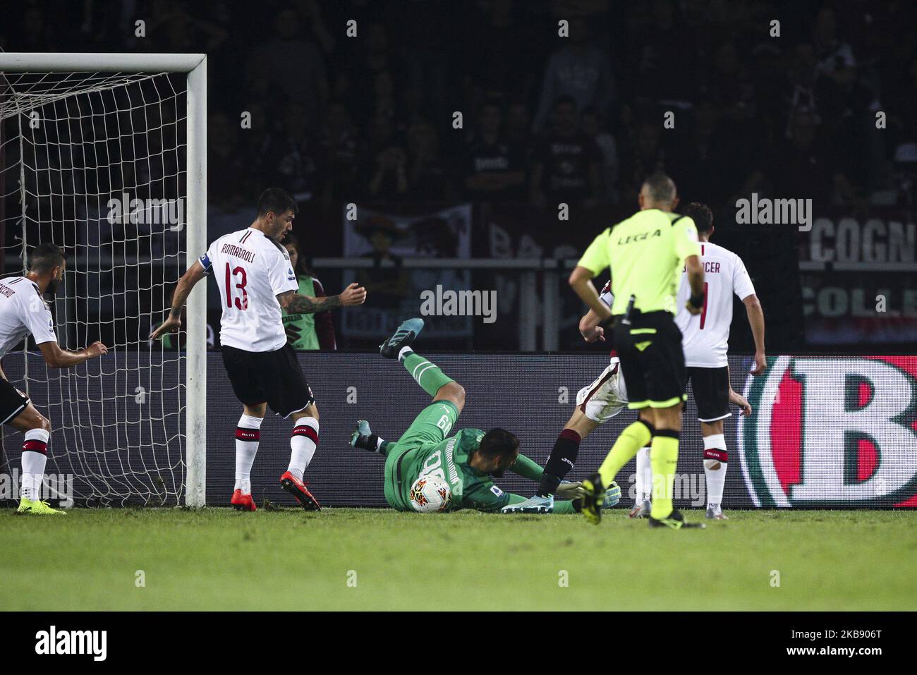 Der Mailänder Torwart Gianluigi Donnarumma (99) taucht für den Ball, den Torino-Stürmer Andrea Belotti (9) während des Fußballspiels Nr.5 TORINO - MAILAND am 26. September 2019 im Stadio Olimpico Grande Torino in Turin, Piemont, Italien, erwürgt hat. Endergebnis: Turin-Mailand 2-1. (Foto von Matteo Bottanelli/NurPhoto) Stockfoto