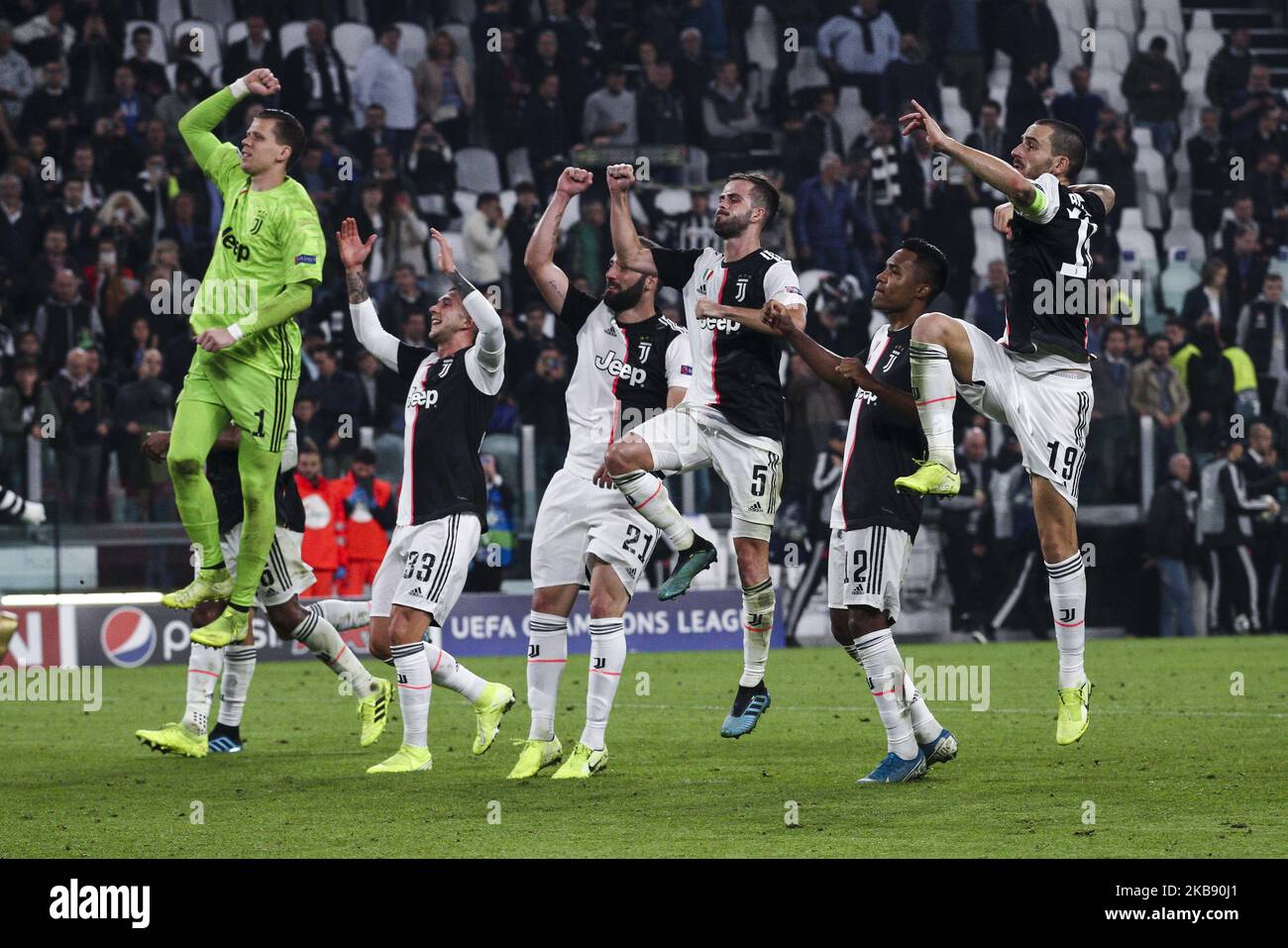 Juventus-Spieler feiern den Sieg nach dem UEFA Champions League Gruppenfußballspiel Nr.3 JUVENTUS - LOKOMOTIV MOSKVA am 22. Oktober 2019 im Allianz-Stadion in Turin, Piemont, Italien. Endergebnis: Juventus - Lokomotiv Moskva 2-1. (Foto von Matteo Bottanelli/NurPhoto) Stockfoto