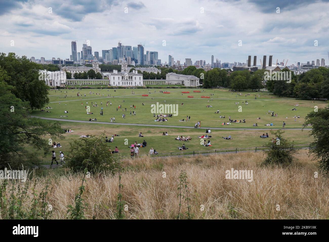 Canary Wharf in einem episch bewölkten Panoramablick, Maritime Museum, Old Royal Naval College und London Skyline von Greenwich Park während des Tages in London England. Canary Wharf ist ein sekundäres zentrales Finanz- und Geschäftsviertel CBD von London, mit vielen Banken, Wolkenkratzern und vielen im Bau mit moderner Architektur hoch mit Glasfassaden Gebäuden. (Foto von Nicolas Economou/NurPhoto) Stockfoto