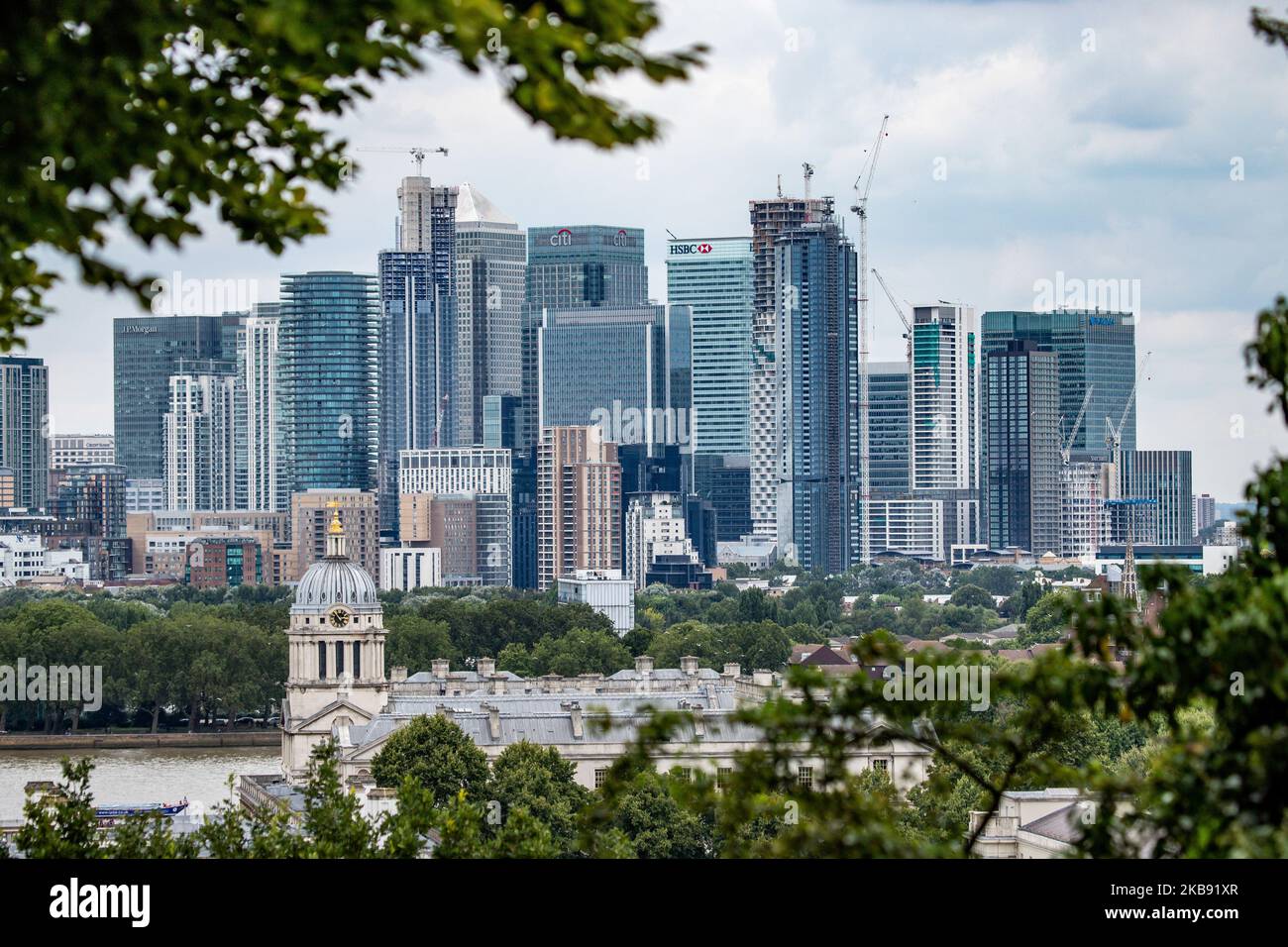 Canary Wharf in einem episch bewölkten Panoramablick, Maritime Museum, Old Royal Naval College und London Skyline von Greenwich Park während des Tages in London England. Canary Wharf ist ein sekundäres zentrales Finanz- und Geschäftsviertel CBD von London, mit vielen Banken, Wolkenkratzern und vielen im Bau mit moderner Architektur hoch mit Glasfassaden Gebäuden. (Foto von Nicolas Economou/NurPhoto) Stockfoto