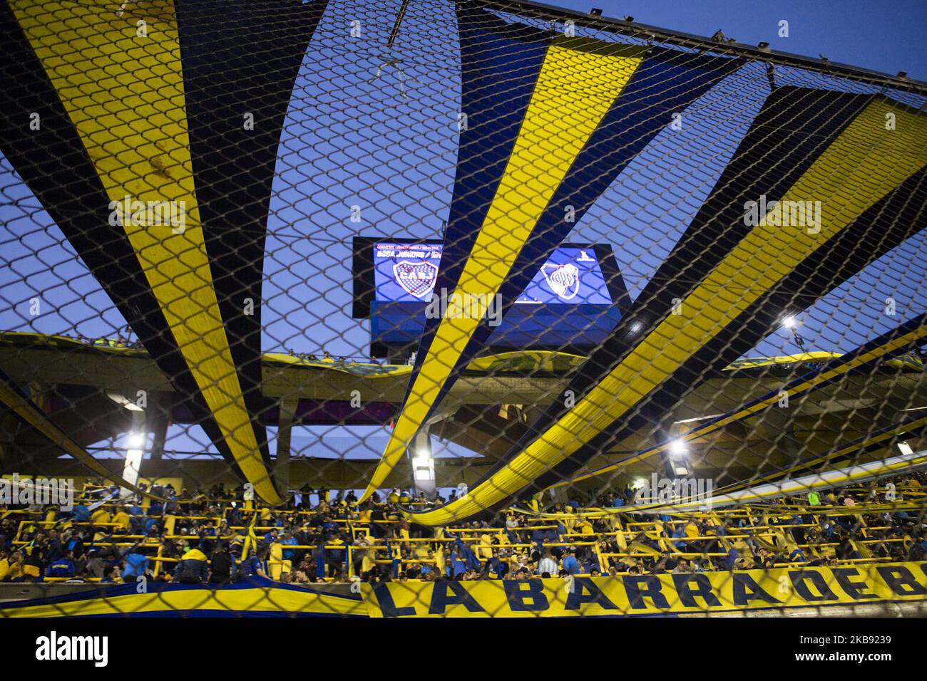 Boca Juniors Fans unterstützen ihr Team beim zweiten Beinspiel zwischen Boca Juniors und River Plate im Rahmen des Halbfinales von Copa CONMEBOL Libertadores 2019 im Estadio Alberto J. Armando am 22. Oktober 2019 in Buenos Aires, Argentinien. (Foto von MatÃ­as Baglietto/NurPhoto) Stockfoto