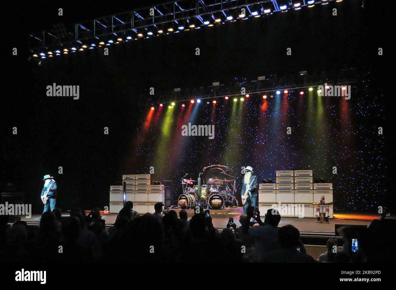 Dusty Hill (von links), Frank Beard und Billy Gibbons von der Band ZZ Top treten am 22. Oktober 2019 im King Center for the Performing Arts in Melbourne, Florida, auf. (Foto von Paul Hennessy/NurPhoto) Stockfoto