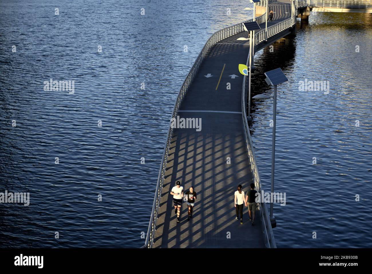 Fußgänger, Jogger und Radfahrer nutzen am 23. Oktober 2019 den Schuylkill River Trail in Philadelphia, PA. (Foto von Bastiaan Slabbers/NurPhoto) Stockfoto