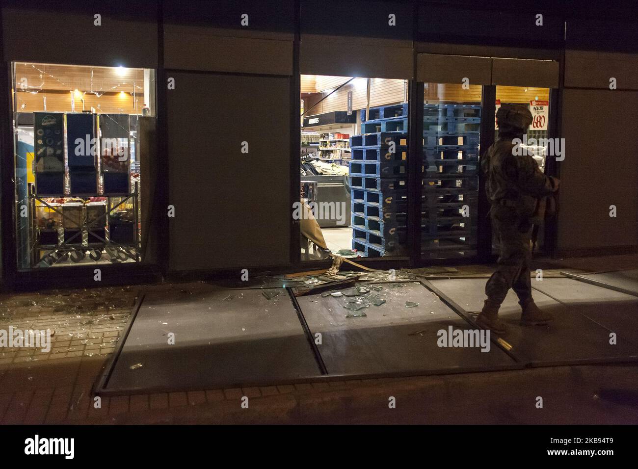 Osorno, Chile, 24. Oktober 2019. Militär wacht über einen geplünderten Supermarkt. Demonstrationen und Repressionen dauern an. Trotz des Ausnahmezustands und der Ausgangssperre der Regierung von Sebastián Piñera. Für viele wendet das Militär eine der Strategien der sogenannten Fort Bragg-Doktrin an, um sich den Demonstranten zu nähern und freundlich zu sein, wie es die Marineinfanteristen im Irak-Krieg taten. Dieses Phänomen ereignete sich in mehreren Städten Chiles, einige Demonstranten spielten mit dem Militär mit einem Ball, umarmten sich und machten Selfies. Während der Ausgangssperre wurde die Repression unter der Führung der Polizei, der PDI (Investigative Police) Stockfoto