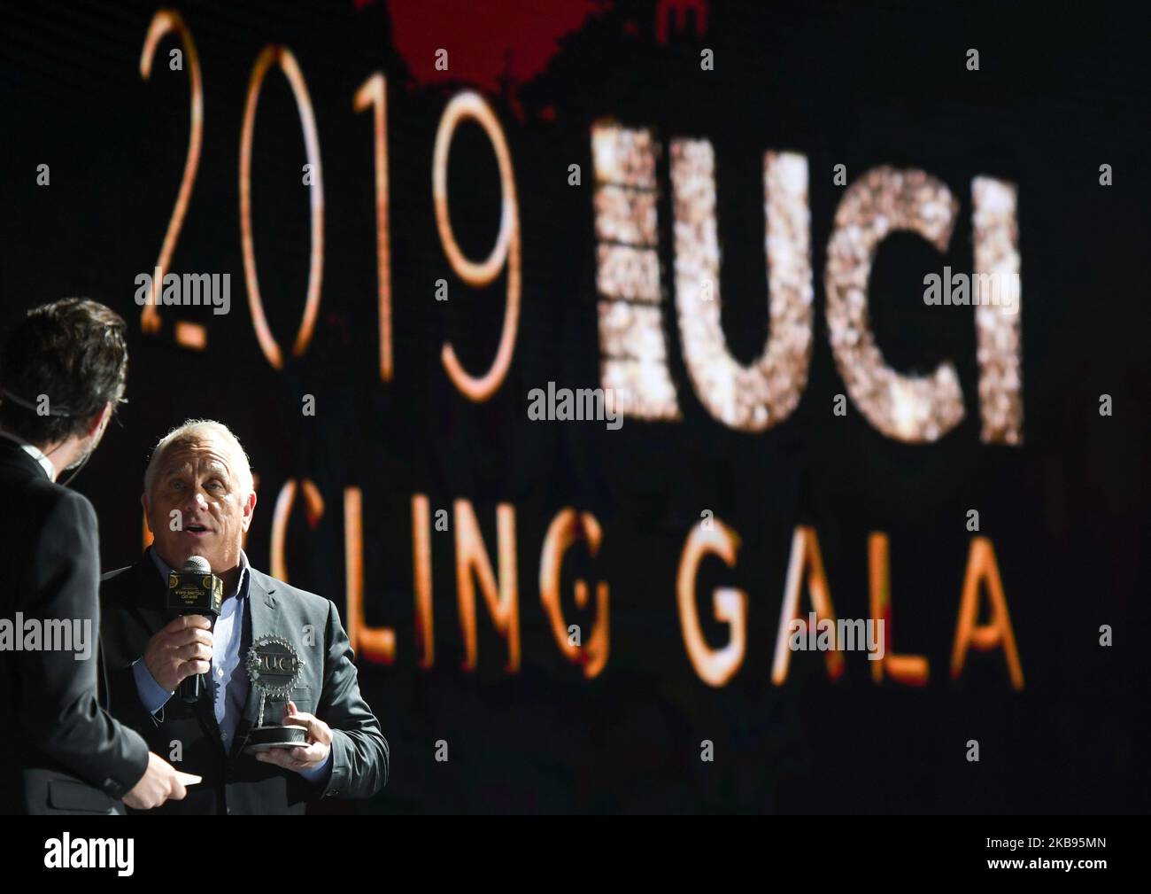 Greg LeMond (USA), geehrt mit der UCI President’s Trophy zur Feier des 30.-jährigen Jubiläums seines historischen UCI Road World Championships – Tour de France Doppels, das 1989 während der UCI Cycling Gala 5. in Guilin erreicht wurde. Am Dienstag, den 22. Oktober 2019, China. (Foto von Artur Widak/NurPhoto) Stockfoto