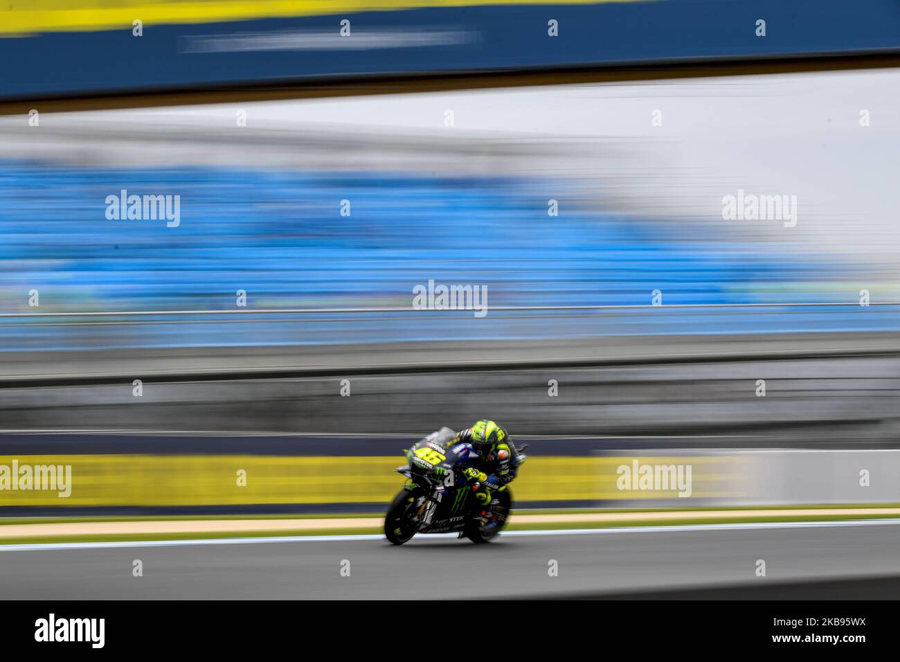 Valentino Rossi aus Italien fährt das Monster Energy Yamaha MotoGP Bike während des Trainings für den australischen MotoGP auf dem Phillip Island Grand Prix Circuit am 25. Oktober 2019 in Phillip Island, Australien (Foto von Morgan Hancock/NurPhoto) Stockfoto