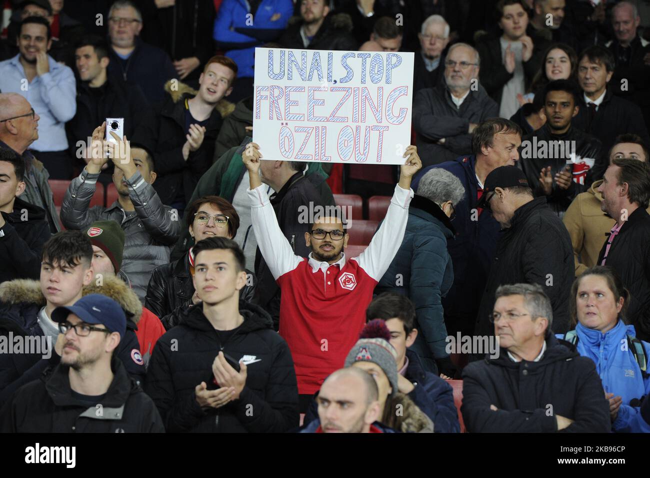 Arsenal Fan zeigt Banner, das OZIL WÄHREND der Europa League Gruppe F zwischen Arsenal und Vitoria im Emirates-Stadion in London, England, am 24. Oktober 2019 aussagt. (Foto von Action Foto Sport/NurPhoto) Stockfoto