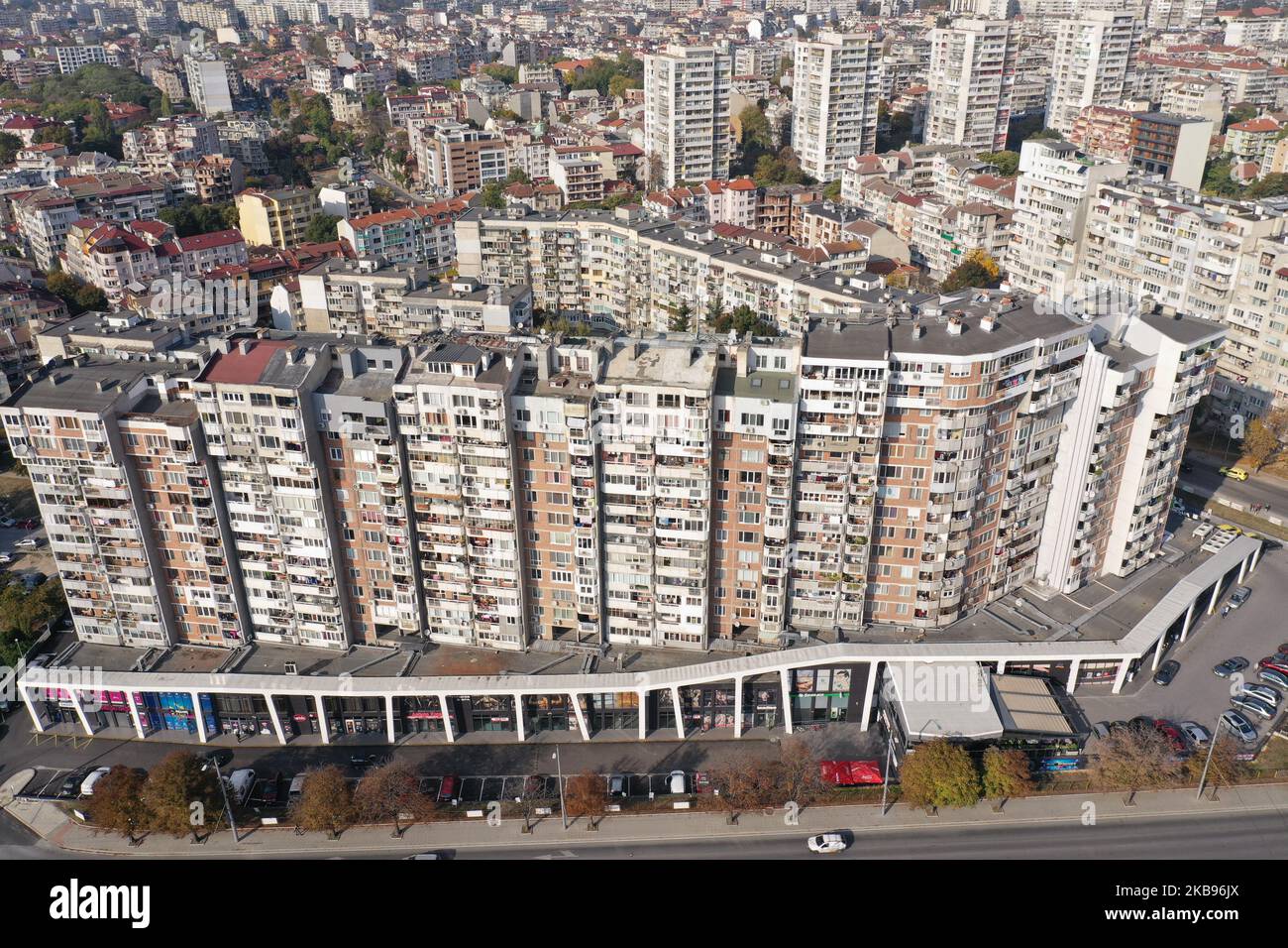 Ein Blick auf das Gebäude in der bulgarischen Stadt Varna am Schwarzen Meer östlich der Hauptstadt Sofia, wo sich das Büro des Unternehmens befindet, das den Lastwagen besaß, in dem 39 Leichen auf der Rückseite eines Kühlwagens in Essex gefunden wurden. Die Polizei hat den Vorfall mit einem irischen Schmuggelring in Verbindung gebracht, der bekannt ist, weil er eine Route durch das Gebiet von Varna, Bulgarien, einnahm, wo der Lastwagen registriert ist. Mo Robinson aus Nord-Irlandis wird wegen Mordverdachts festgehalten, nachdem 39 Menschen auf der Rückseite seines LKW tot aufgefunden wurden. Foto von: Petar Petrov /Impact Press Group/NurPhoto Stockfoto