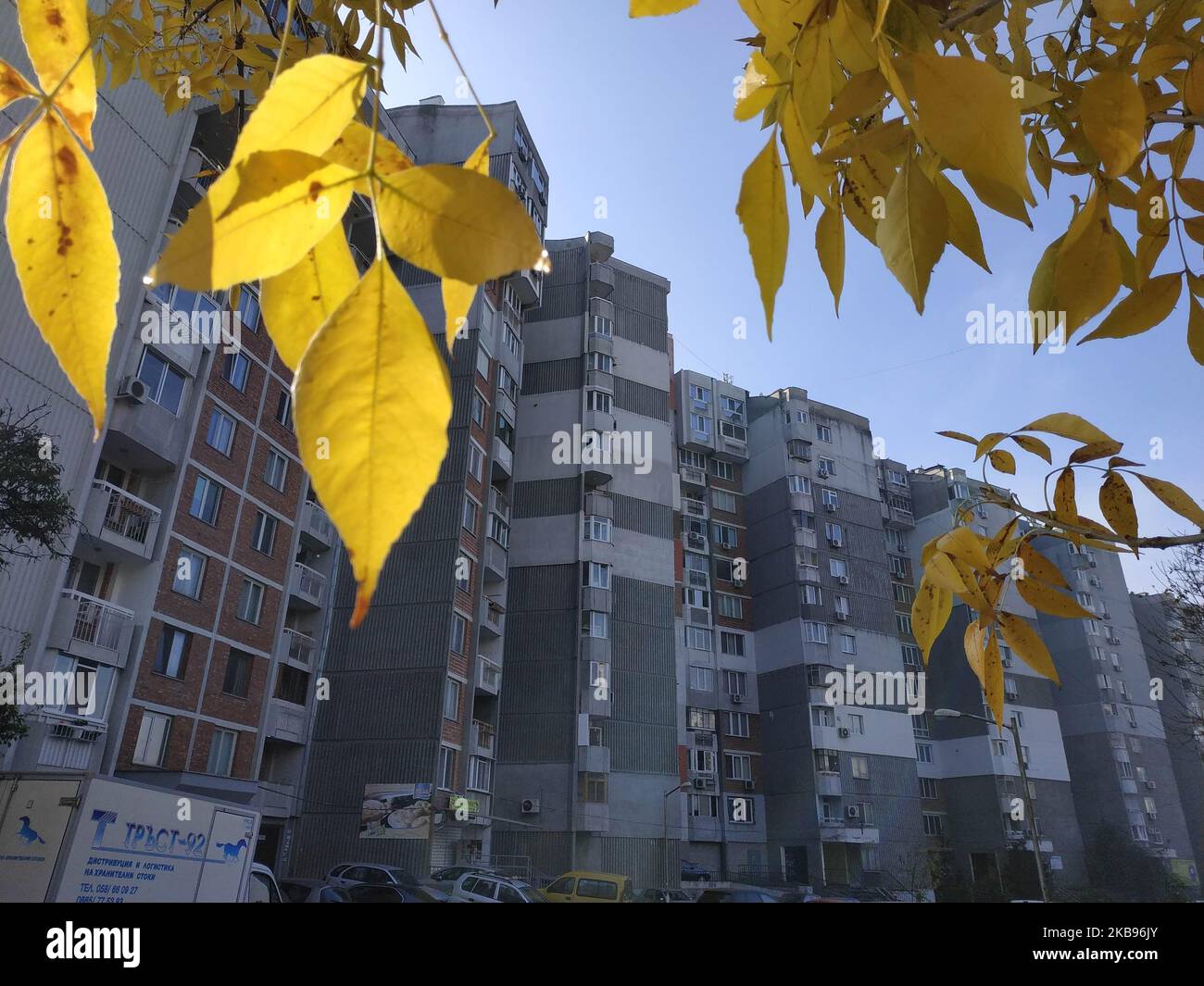 Ein Blick auf das Gebäude in der bulgarischen Stadt Varna am Schwarzen Meer östlich der Hauptstadt Sofia, wo sich das Büro des Unternehmens befindet, das den Lastwagen besaß, in dem 39 Leichen auf der Rückseite eines Kühlwagens in Essex gefunden wurden. Die Polizei hat den Vorfall mit einem irischen Schmuggelring in Verbindung gebracht, der bekannt ist, weil er eine Route durch das Gebiet von Varna, Bulgarien, einnahm, wo der Lastwagen registriert ist. Mo Robinson aus Nord-Irlandis wird wegen Mordverdachts festgehalten, nachdem 39 Menschen auf der Rückseite seines LKW tot aufgefunden wurden. Foto von: Petar Petrov /Impact Press Group/NurPhoto Stockfoto