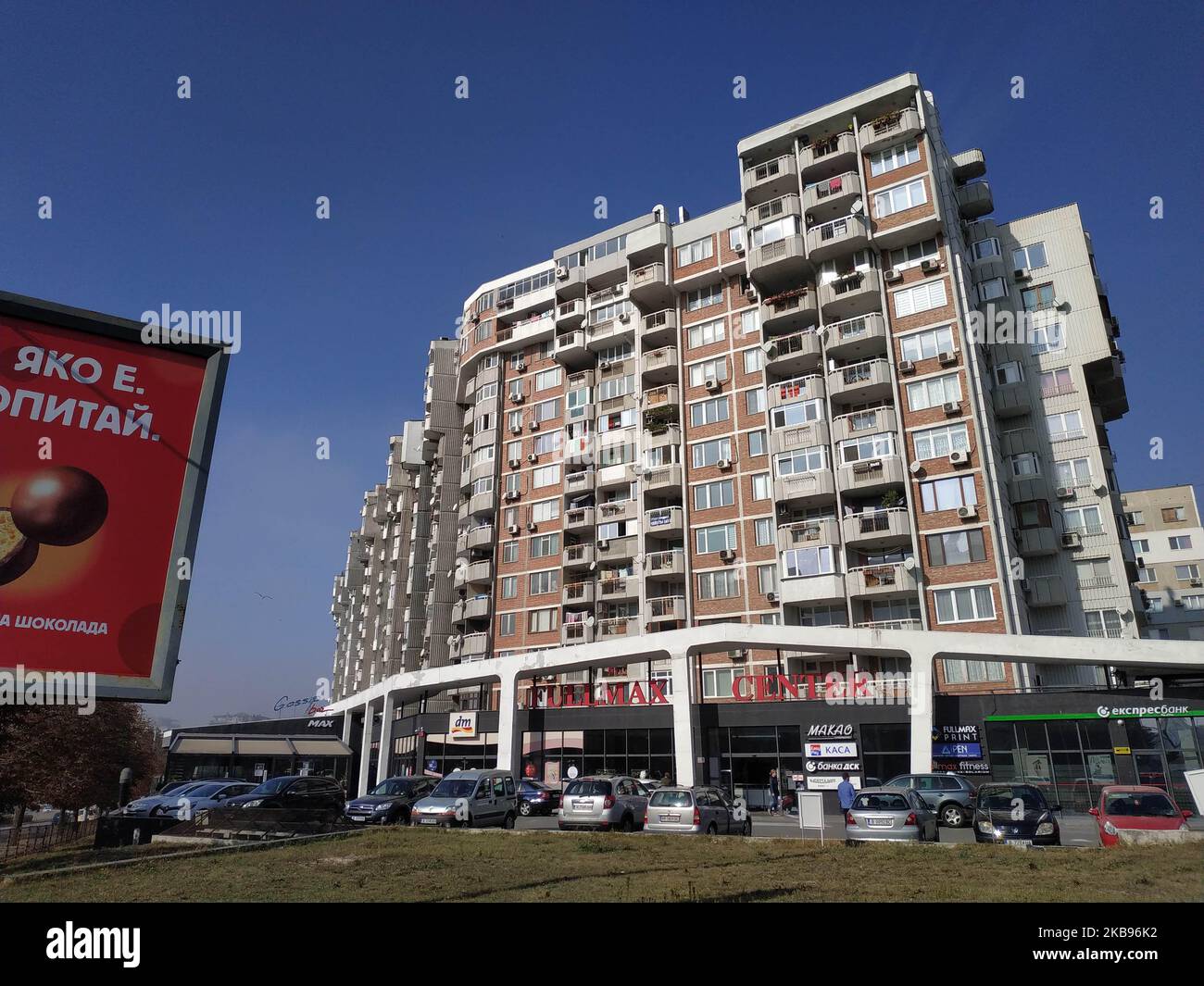 Ein Blick auf das Gebäude in der bulgarischen Stadt Varna am Schwarzen Meer östlich der Hauptstadt Sofia, wo sich das Büro des Unternehmens befindet, das den Lastwagen besaß, in dem 39 Leichen auf der Rückseite eines Kühlwagens in Essex gefunden wurden. Die Polizei hat den Vorfall mit einem irischen Schmuggelring in Verbindung gebracht, der bekannt ist, weil er eine Route durch das Gebiet von Varna, Bulgarien, einnahm, wo der Lastwagen registriert ist. Mo Robinson aus Nord-Irlandis wird wegen Mordverdachts festgehalten, nachdem 39 Menschen auf der Rückseite seines LKW tot aufgefunden wurden. Foto von: Petar Petrov /Impact Press Group/NurPhoto Stockfoto