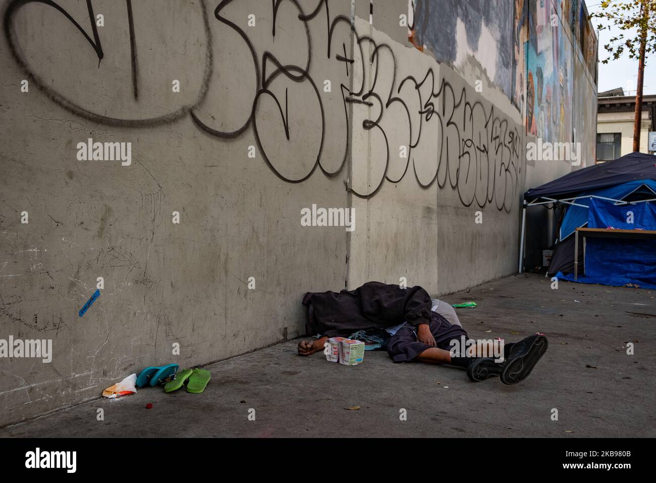 Im Stadtteil Skid Row in der Innenstadt von Los Angeles befindet sich eine der größten Obdachlosen in den Vereinigten Staaten von Amerika. Am 17. November 2018 in Los Angeles, CA. (Foto von John Fredricks/NurPhoto) Stockfoto