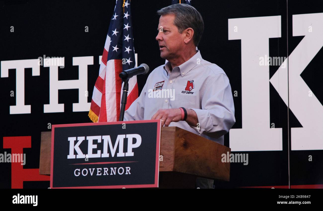 Atlanta, Georgia, USA. 3.. November 2022. Der republikanische Gouverneur von Georgia, Brian Kemp, spricht bei einer Kundgebung in Atlanta, nur wenige Tage vor der Entscheidung über die Zwischenwahlen, an die Menge. (Bild: © John Arthur Brown/ZUMA Press Wire) Stockfoto