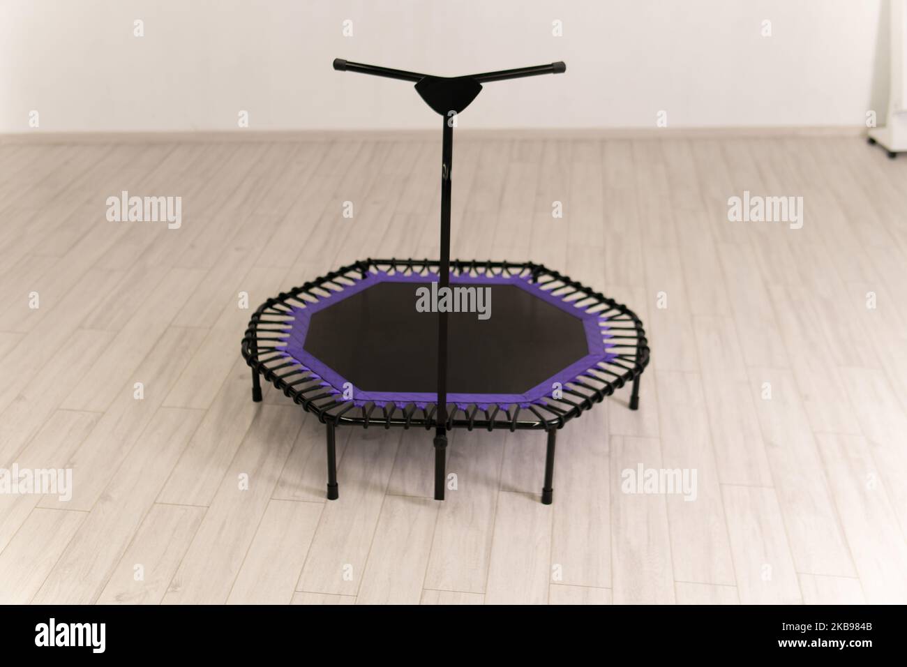Weiß Wachstum lila kleine Freizeit Fitness kleinen Sprung Trampolin Spiel cyan leeren Raum Stockfoto