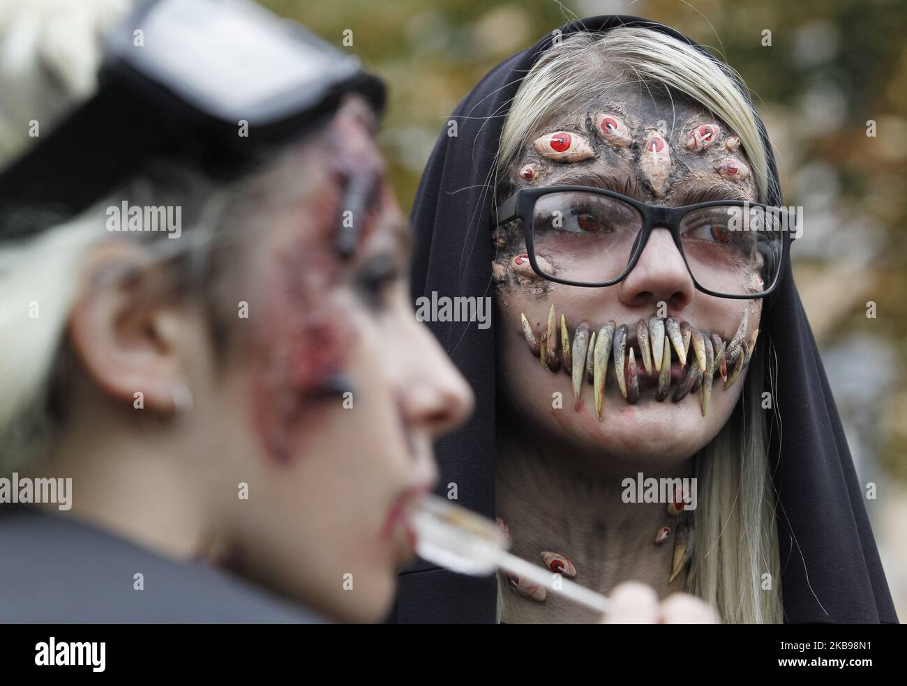 Ukrainer in Kostümen nehmen am 26. Oktober 2019 an der jährlichen Zombie Walk Halloween 2019 Parade in der Innenstadt von Kiew, Ukraine, Teil. Ukrainer, die in verschiedenen Zombie-Kostümen gekleidet sind, gingen am Vorabend der Halloween-Feier, die jedes Jahr weltweit am 31. Oktober gefeiert wird, durch die Straßen der ukrainischen Hauptstadt. (Foto von STR/NurPhoto) Stockfoto