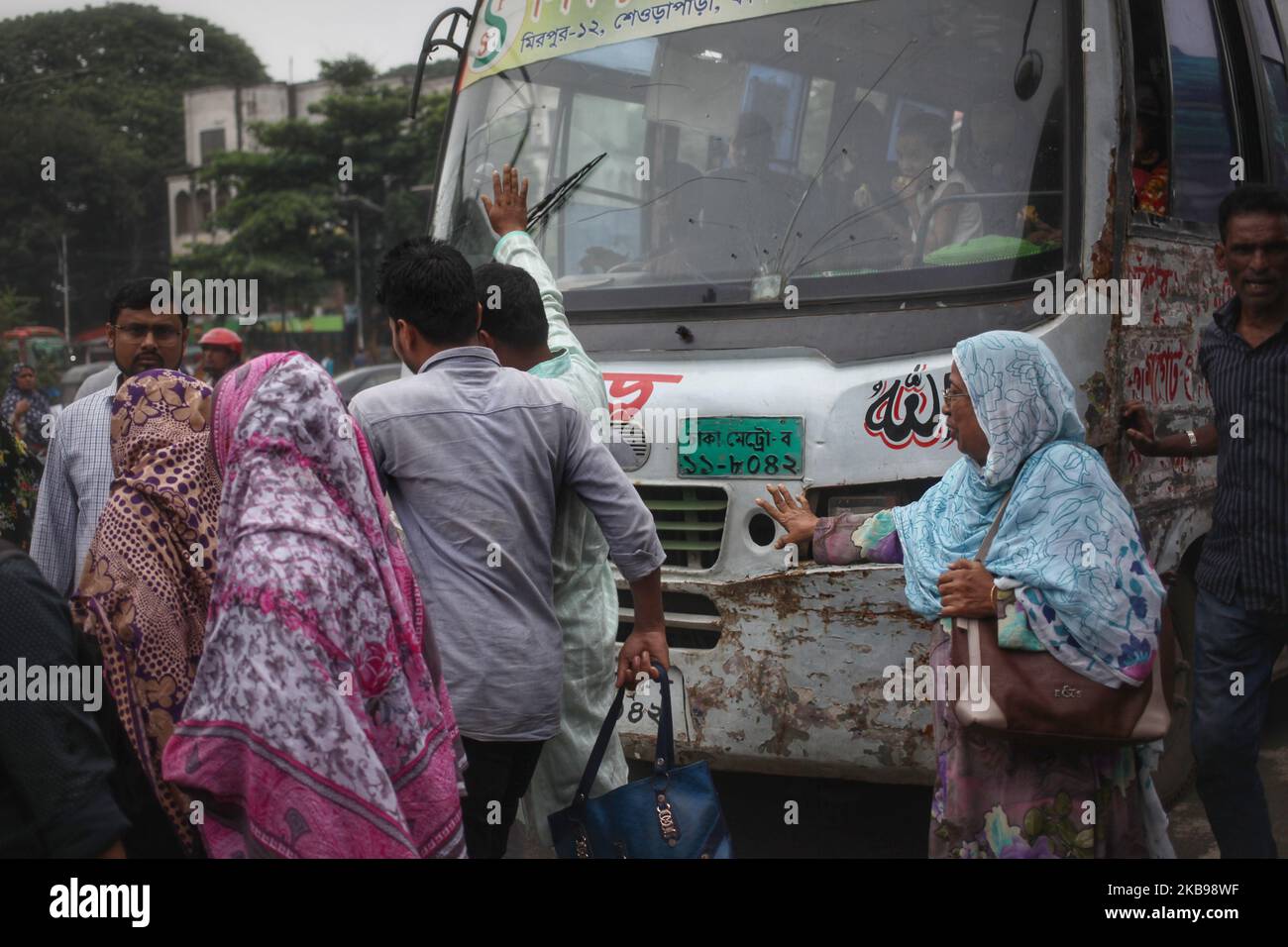 Menschen riskieren ihr Leben, als sie am 26. Oktober 2019 eine belebte Straße in Dhaka, Bangladesch, überqueren. Tausende von Menschen, darunter auch Kinder, starben jedes Jahr an den Folgen eines Verkehrsunfalls in Bangladesch. (Foto von Syed Mahamudur Rahman/NurPhoto) Stockfoto