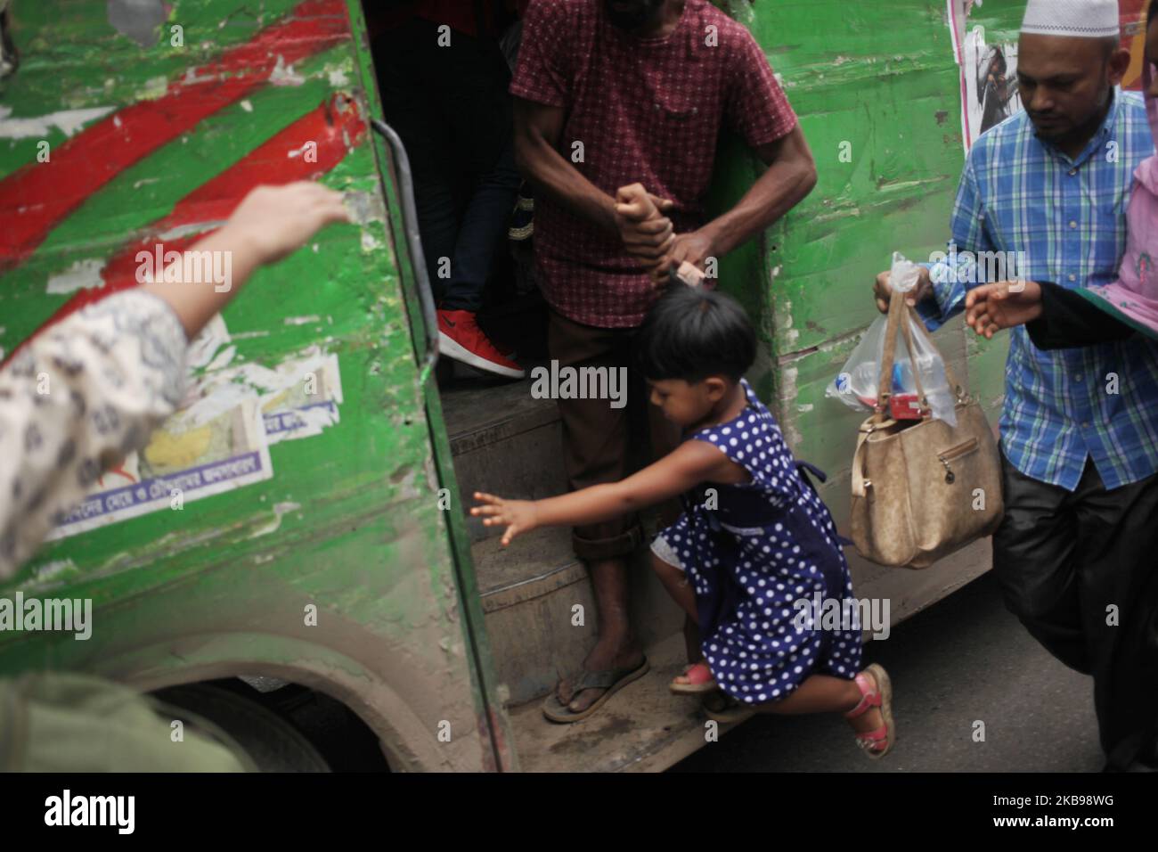 Ein Busleiter sah am 26. Oktober 2019 in Dhaka, Bangladesch, einen Kinderpassagier in einem laufenden Bus ziehen. Tausende von Menschen, darunter auch Kinder, starben jedes Jahr an den Folgen eines Verkehrsunfalls in Bangladesch. (Foto von Syed Mahamudur Rahman/NurPhoto) Stockfoto