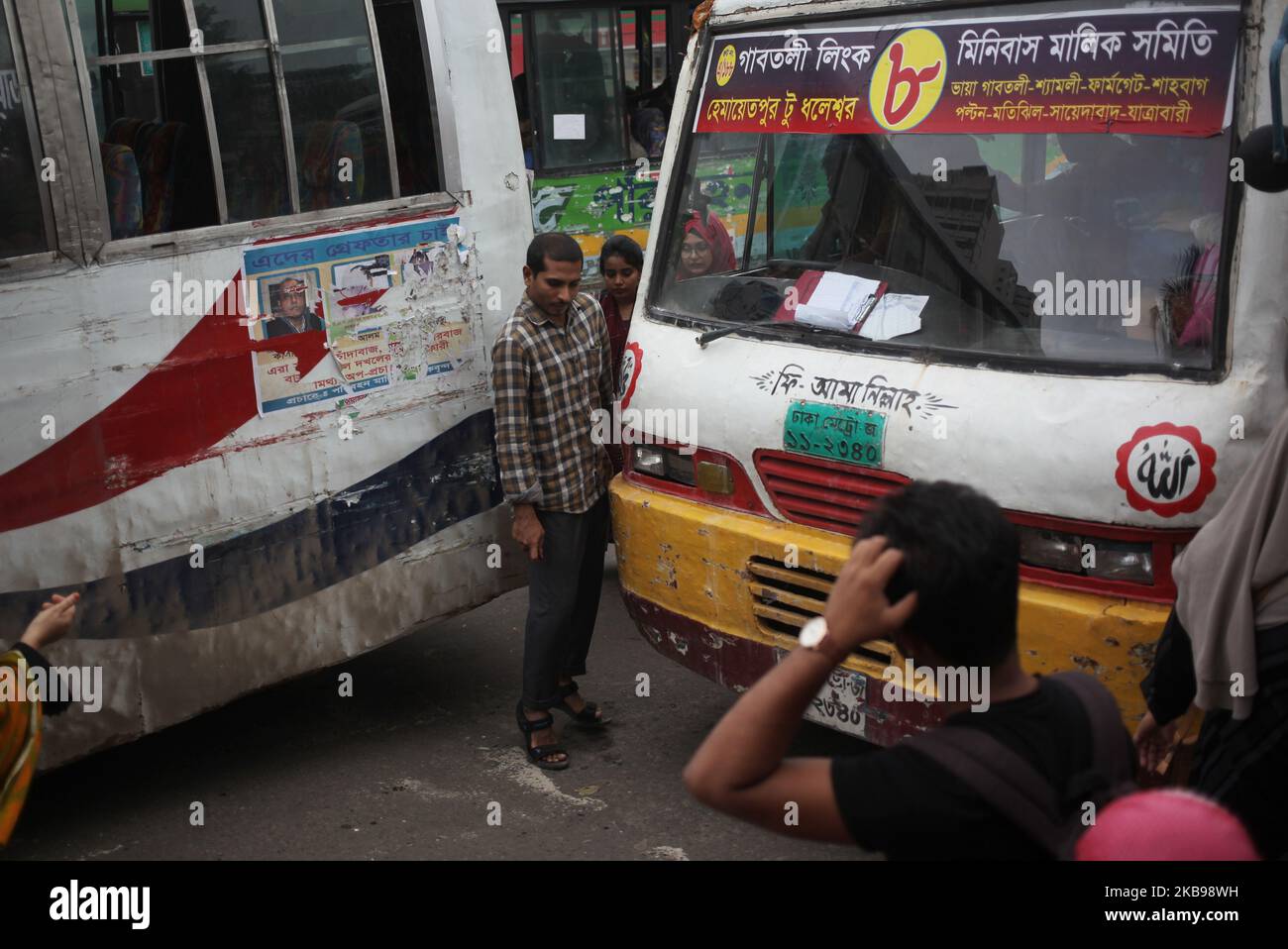 Menschen riskieren ihr Leben, als sie am 26. Oktober 2019 eine belebte Straße in Dhaka, Bangladesch, überqueren. Tausende von Menschen, darunter auch Kinder, starben jedes Jahr an den Folgen eines Verkehrsunfalls in Bangladesch. (Foto von Syed Mahamudur Rahman/NurPhoto) Stockfoto