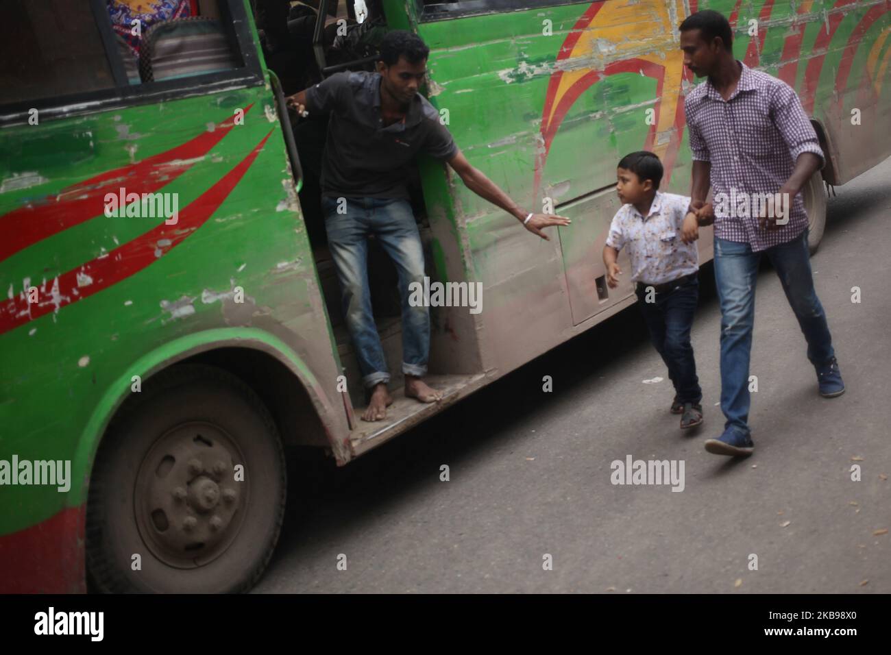 Ein Busleiter sah am 26. Oktober 2019 in Dhaka, Bangladesch, einen Kinderpassagier in einen fahrenden Bus mitnehmen. Tausende von Menschen, darunter auch Kinder, starben jedes Jahr an den Folgen eines Verkehrsunfalls in Bangladesch. (Foto von Syed Mahamudur Rahman/NurPhoto) Stockfoto