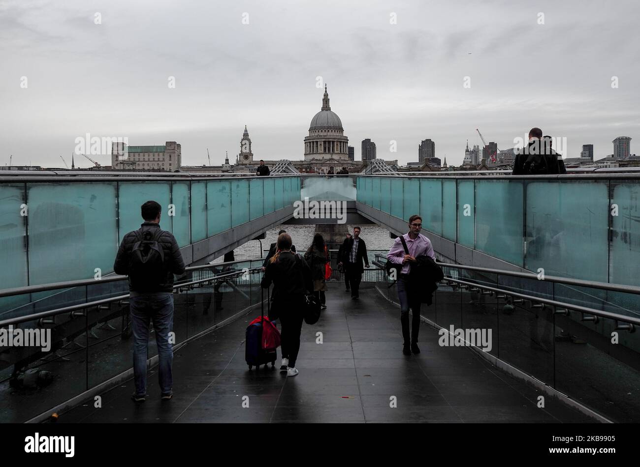 Blick auf die St Paul’s Cathedral und die Millennium Bridge, Central London am 25. Oktober 2019. (Foto von Alberto Pezzali/NurPhoto) Stockfoto