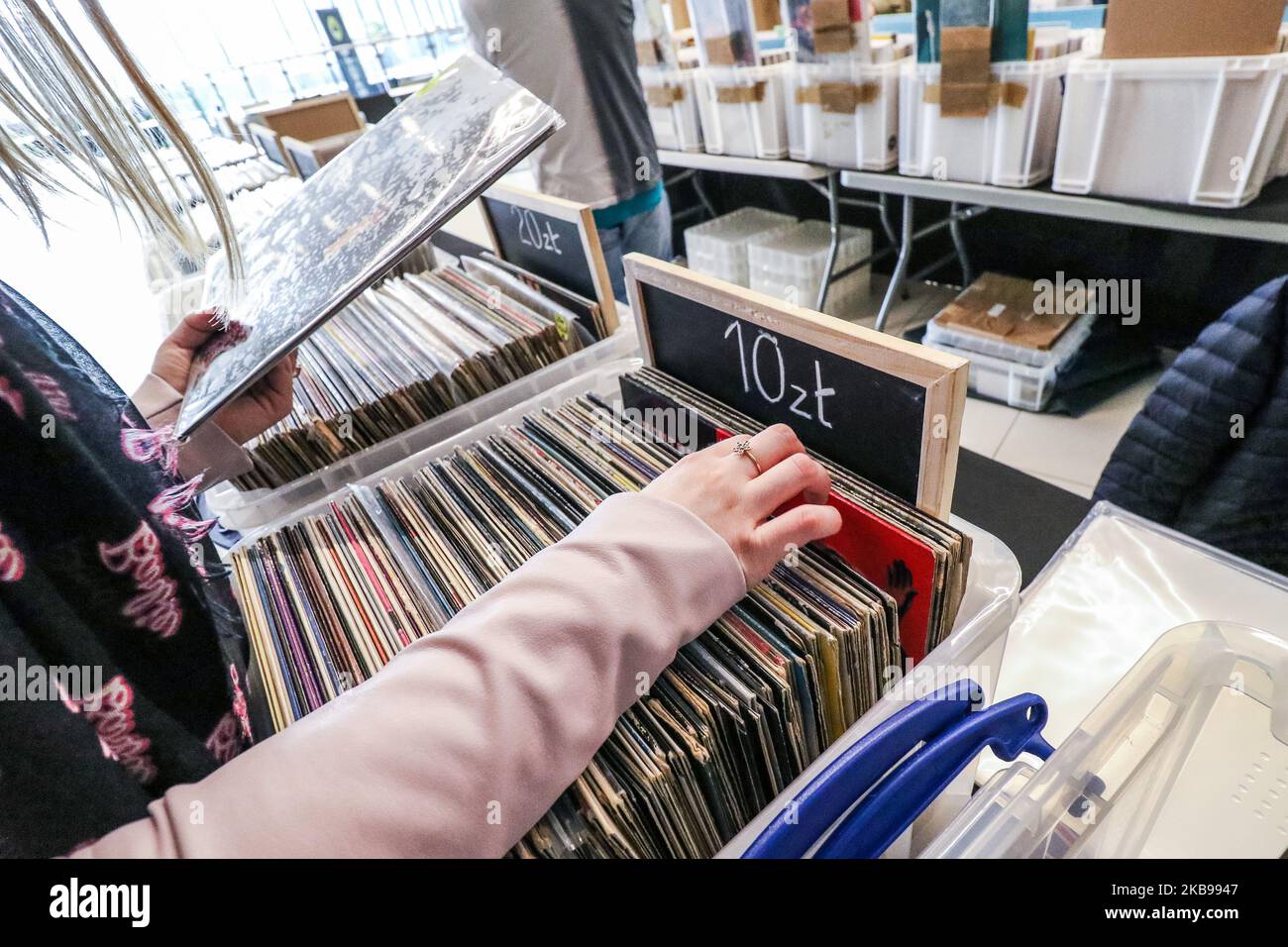 Vinyl-Schallplatten-Fans, die neue Schallplatten kaufen möchten, werden am 26. Oktober 2019 in Danzig, Polen, gesehen. Besucher kaufen, verkaufen und tauschen Tausende von Vinyls während des Vinylmarktes im Einkaufszentrum der Galerie Metropolia in Danzig. (Foto von Michal Fludra/NurPhoto) Stockfoto