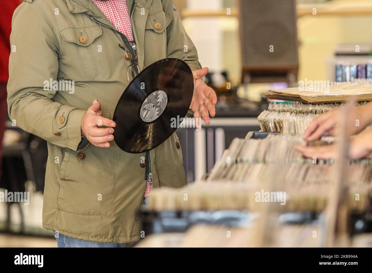 Vinyl-Schallplatten-Fans, die neue Schallplatten kaufen möchten, werden am 26. Oktober 2019 in Danzig, Polen, gesehen. Besucher kaufen, verkaufen und tauschen Tausende von Vinyls während des Vinylmarktes im Einkaufszentrum der Galerie Metropolia in Danzig. (Foto von Michal Fludra/NurPhoto) Stockfoto