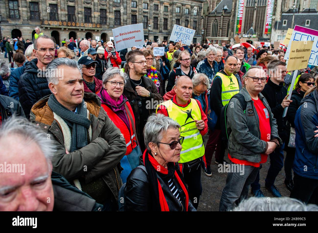 Oktober 26., Amsterdam. Der März des Grundeinkommens, angeführt von Basic Income NYC, war für diesen Samstag geplant. Es gibt auch 22 weitere Märsche auf der ganzen Welt. In Amsterdam versammelten sich nur Dutzende von Menschen am Dam-Platz, um an dieser weltweiten Bewegung teilzunehmen. Der März des Grundeinkommens ist eine von Menschen angetriebene Bewegung, die die Botschaft sendet, dass es für die Wirtschaft von entscheidender Bedeutung ist, sich zu entwickeln, um den Herausforderungen des 21.. Jahrhunderts zu begegnen. ? (Foto von Romy Arroyo Fernandez/NurPhoto) Stockfoto