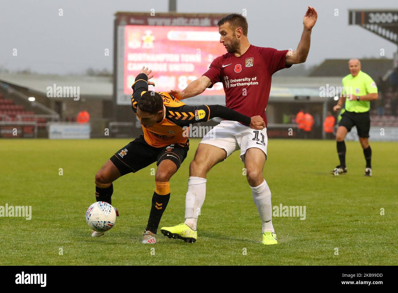 Kyle Knoyle von Cambridge United wird am Samstag, den 26.. Oktober 2019, in der zweiten Hälfte des Spiels der Sky Bet League 2 zwischen Northampton Town und Cambridge United im PTS Academy Stadium, Northampton, von Andy Williams von Northampton Town herausgefordert. (Foto von John Cripps/MI News/NurPhoto) Stockfoto