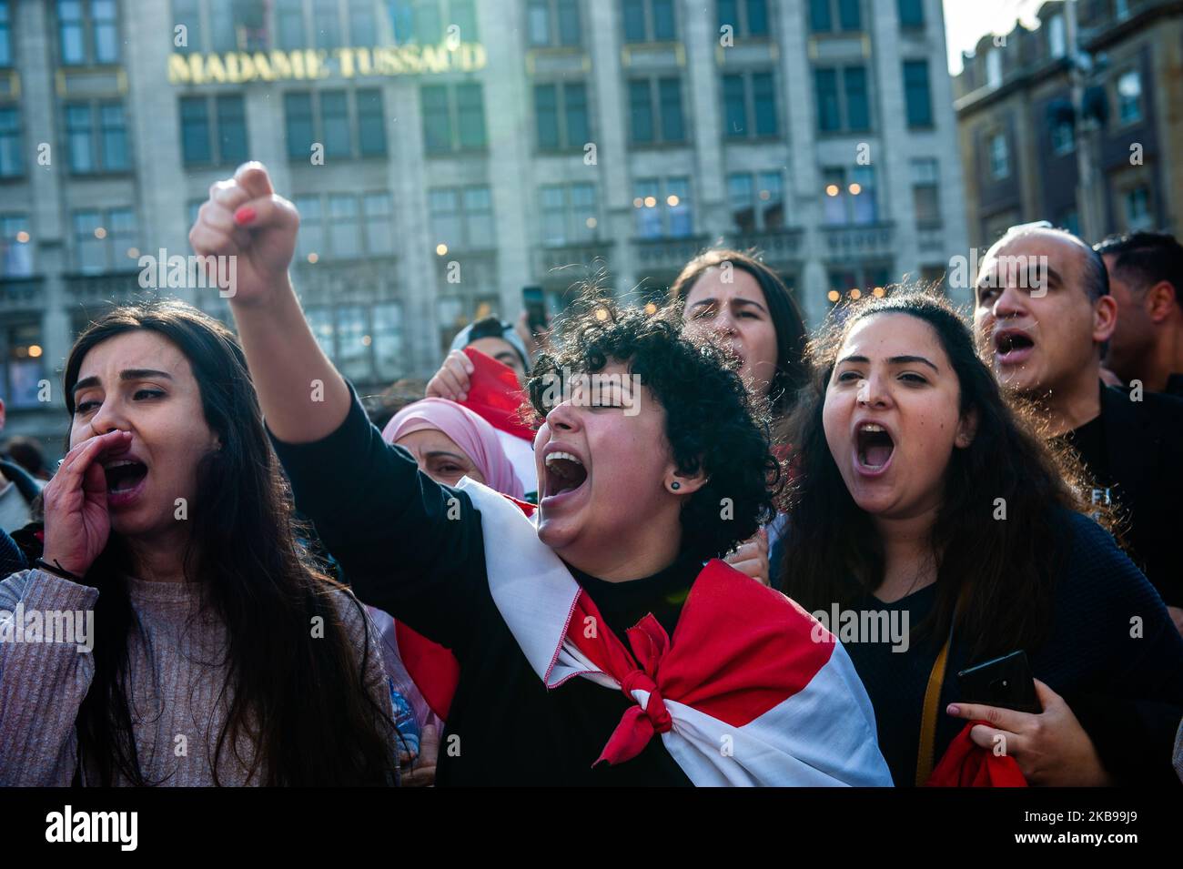 Oktober 26., Amsterdam. Die Proteste gegen die Regierung im Libanon gehen weiter, obwohl die Armee die Wiedereröffnung wichtiger Straßen anstellt. In Amsterdam zeigten Hunderte von Libanesen, dass sie mit der vorgeschlagenen Steuererhöhung nicht einverstanden sind. Premierminister Saad Hariri hat eine Reihe von Reformen vorgestellt, aber die Demonstranten werden weiter demonstrieren, bis die Regierung abtritt. (Foto von Romy Arroyo Fernandez/NurPhoto) Stockfoto