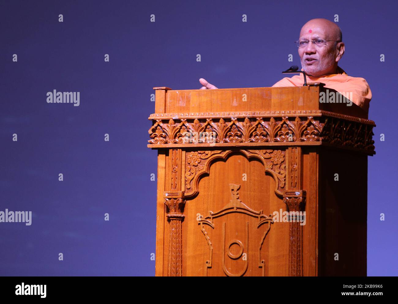 Hindu-Priester spricht mit Hunderten von Anhängern beim BAPS Shri Swaminarayan Mandir anlässlich von Sharad Purnima am 13. Oktober 2019 in Toronto, Ontario, Kanada. (Foto von Creative Touch Imaging Ltd./NurPhoto) Stockfoto