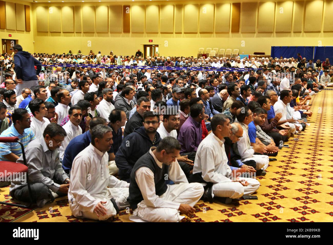 Hunderte von hinduistischen Anhängern hören Bhajans (Devotionallieder) im BAPS Shri Swaminarayan Mandir anlässlich von Sharad Purnima am 13. Oktober 2019 in Toronto, Ontario, Kanada. (Foto von Creative Touch Imaging Ltd./NurPhoto) Stockfoto