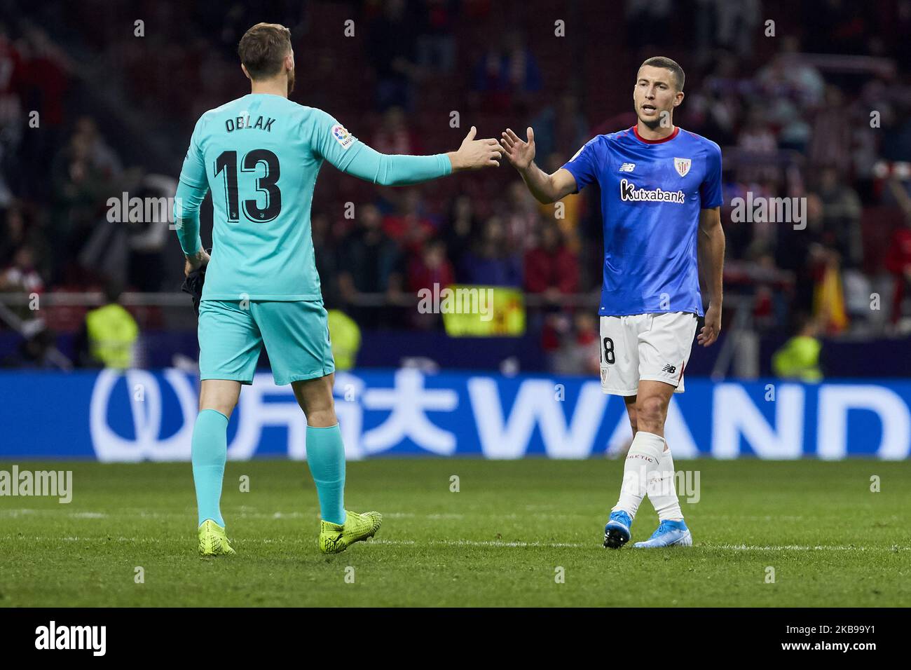 Jan Oblak vom Atletico de Madrid und Oscar de Marcos vom Athletic Club de Bilbao nach dem Spiel der Liga zwischen Atletico de Madrid und Athletic Club de Bilbao im Wanda Metropolitano Stadion in Madrid, Spanien. 26. Oktober 2019. (Foto von A. Ware/NurPhoto) Stockfoto