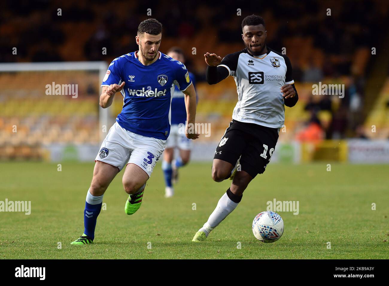 David Amoo von Port Vale und Alex Iacovitti von Oldham in Aktion während des Spiels der Sky Bet League 2 zwischen Port Vale und Oldham Athletic am Samstag, 26.. Oktober 2019, im Vale Park, Burslem. (Foto von Eddie Garvey/MI News/NurPhoto) Stockfoto