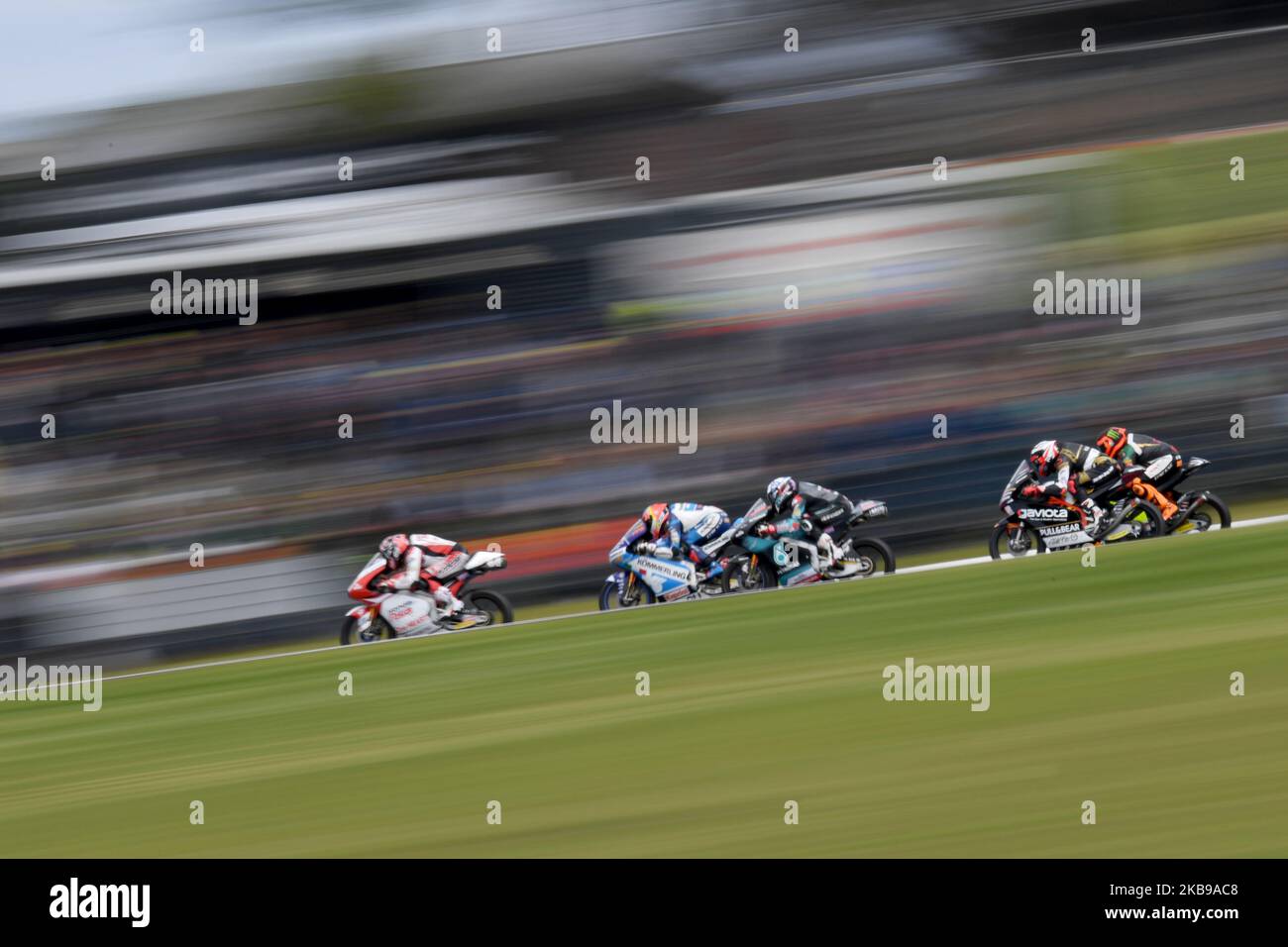 Die Fahrer kämpfen beim Australian Moto3 Rennen auf dem Phillip Island Grand Prix Circuit am 27. Oktober 2019 in Phillip Island, Australien um ihre Position (Foto: Morgan Hancock/NurPhoto) Stockfoto