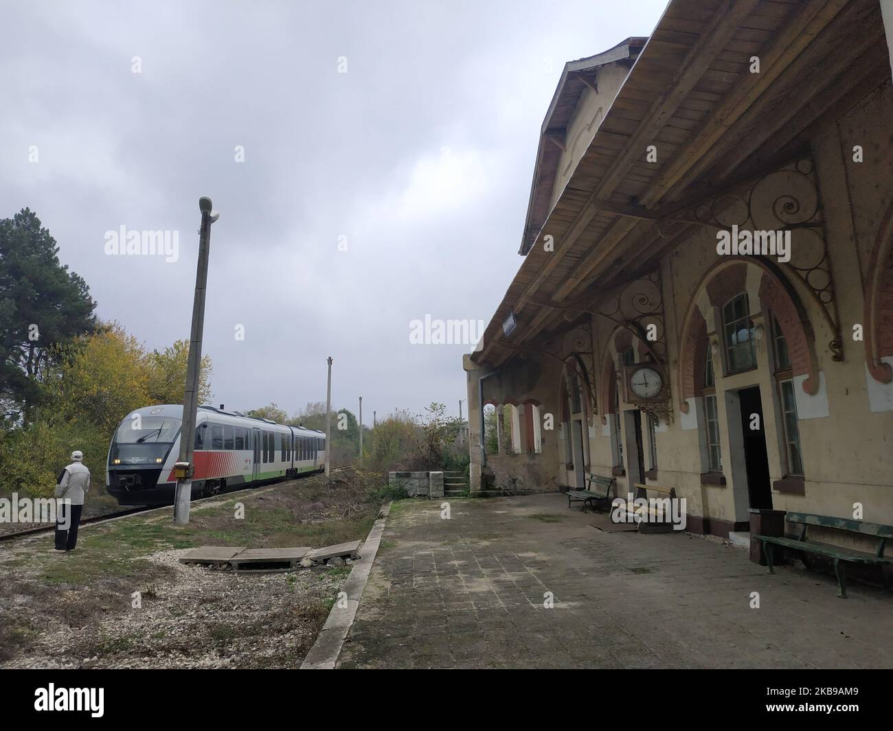 Bulgaren warten während des Wahltages auf einen Zug in einer verlassenen und fast verlassenen Eisenbahnverbindung im Dorf Obiriste und Botevo östlich der Hauptstadt Sofia. Der Bahnhof ist mit Plakaten von Volkssängern und dem ehemaligen kommunistischen Diktator Todor Schiwkov bedeckt. Viele Menschen in den ländlichen Gebieten des Balkanlandes erinnern sich noch immer mit Nostalgie an die Zeiten während des Kommunismus und glauben, eines Tages wiederkommen zu können. Heute nehmen in Bulgarien Menschen an Kommunalwahlen Teil. (Foto von Petar Petrov/Impact Press Group/NurPhoto) Stockfoto