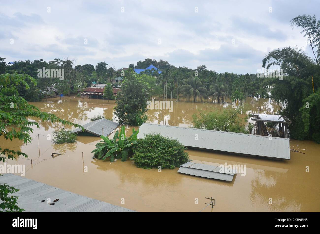 Am Sonntag, den 27. Oktober 2019, wird in einem überfluteten Gebiet von Darogajan in Dimapur, Indien, nordöstlicher Bundesstaat Nagaland, ein untergetaucht Haus gesehen. Tausende von Menschen wurden nach dem Überlauf des Dhanshari-Flusses vertrieben, nachdem der kontinuierliche Regen im Staat massive Überschwemmungen und einen großen Erdrutsch verursacht hatte, der den National Highway 29 abtrennte, der mit dem Nachbarstaat Manipur verbunden ist. (Foto von Caisii Mao/NurPhoto) Stockfoto