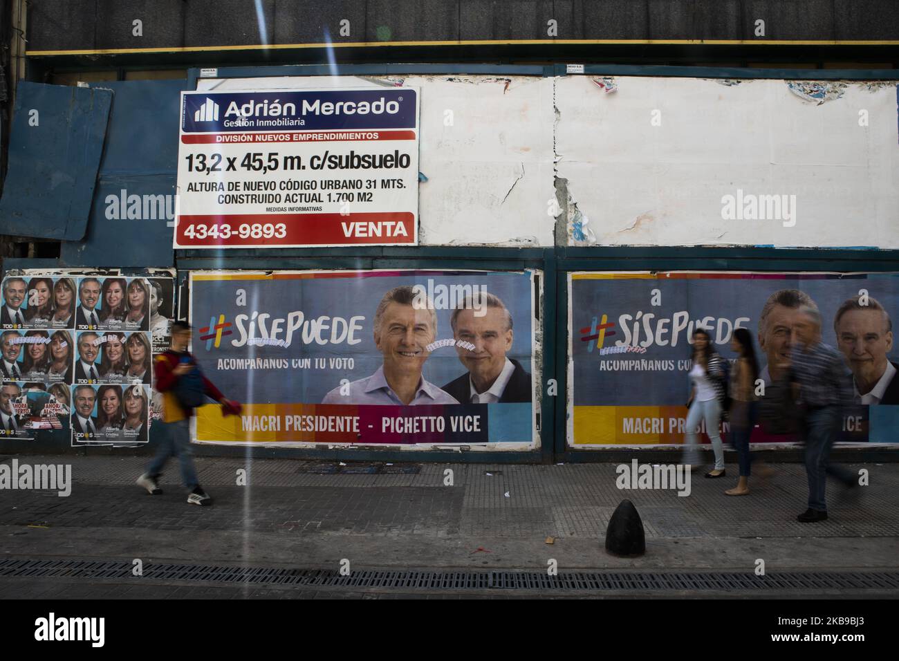 Eine Plakatwand zeigt die Bilder der Kandidaten von Juntos Por El Cambio Mauricio Macri und Miguel Angel Pichetto vor den Präsidentschaftswahlen in Argentinien am 25. Oktober 2019 in Buenos Aires, Argentinien. (Foto von Matías Baglietto/NurPhoto) Stockfoto
