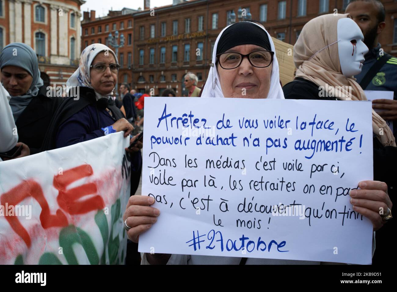 Eine Frau hält ein Papier mit der Aufschrift „Stop verschleiern Ihr Gesicht, Kaufkraft steigt nicht. In den Medien ist es hier Kopftuch, dort Kopftuch, aber wir sprechen nicht über Ruhestand und das Ende des Monats ist auf Kredit.“ Auf dem Hauptplatz von Toulouse, dem Capitole, versammelten sich Menschen gegen islamophobie. Sie prangern an, was sie als Stigmatisierung des islamischen Glaubens ansehen, da Präsident Macron eine „Gesellschaft der Wachsamkeit“ forderte, um „kleine Zeichen“ zu erkennen, die angeblich eine Radikalisierung ankündigen, wie „interessant in internationalen Nachrichten zu sein“, „Alkohol zu trinken aufhören“ usw. Sammler prangern auch ein in an Stockfoto