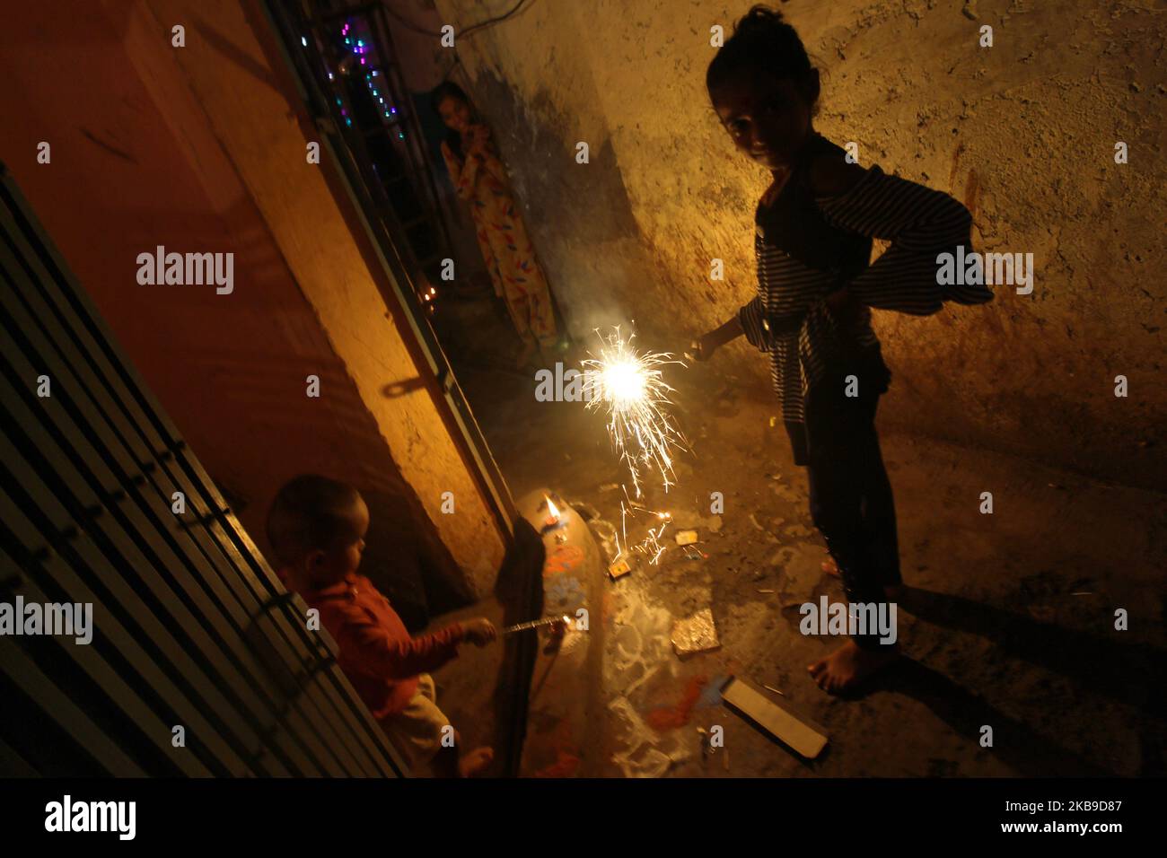 Am 27. Oktober 2019 feiern die Menschen das Diwali-Fest in Mumbai, Indien. (Foto von Himanshu Bhatt/NurPhoto) Stockfoto