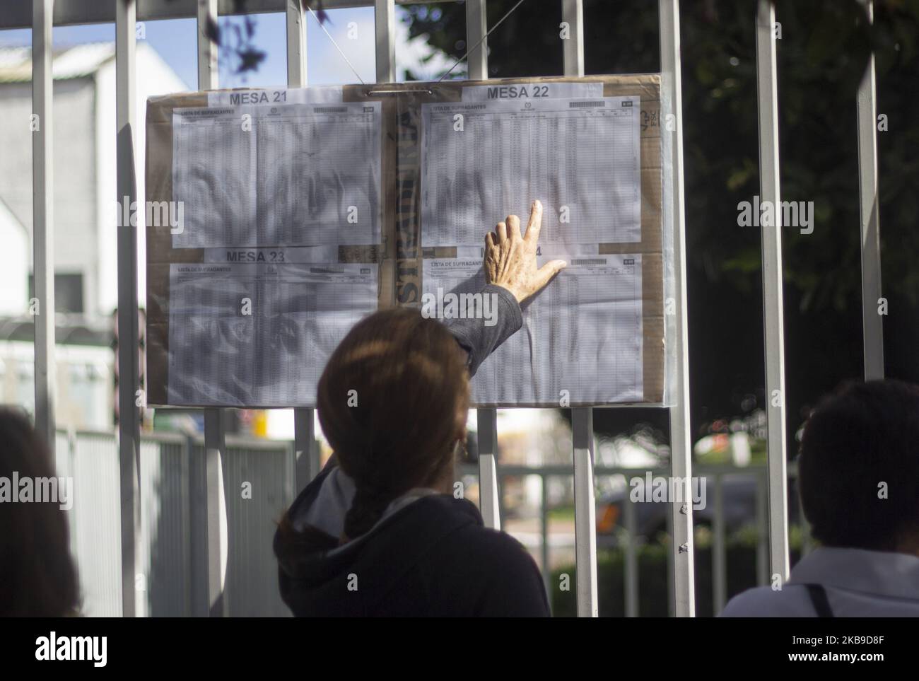 Einige Menschen suchen ihre Wahllokale während der lokalen und regionalen Wahlen in Bogota, Kolumbien, am 27. Oktober 2019. (Foto von Daniel Garzon Herazo/NurPhoto) Stockfoto