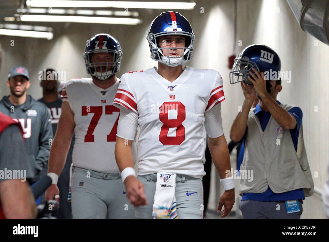 Daniel Jones (8) und der Center Spencer Pulley (77) der New Yorker Giants treten während der ersten Hälfte eines NFL-Fußballspiels gegen die Detroit Lionsin Detroit, Michigan, USA, am Sonntag, den 27. Oktober 2019 auf das Spielfeld (Foto: Jorge Lemus/NurPhoto) Stockfoto