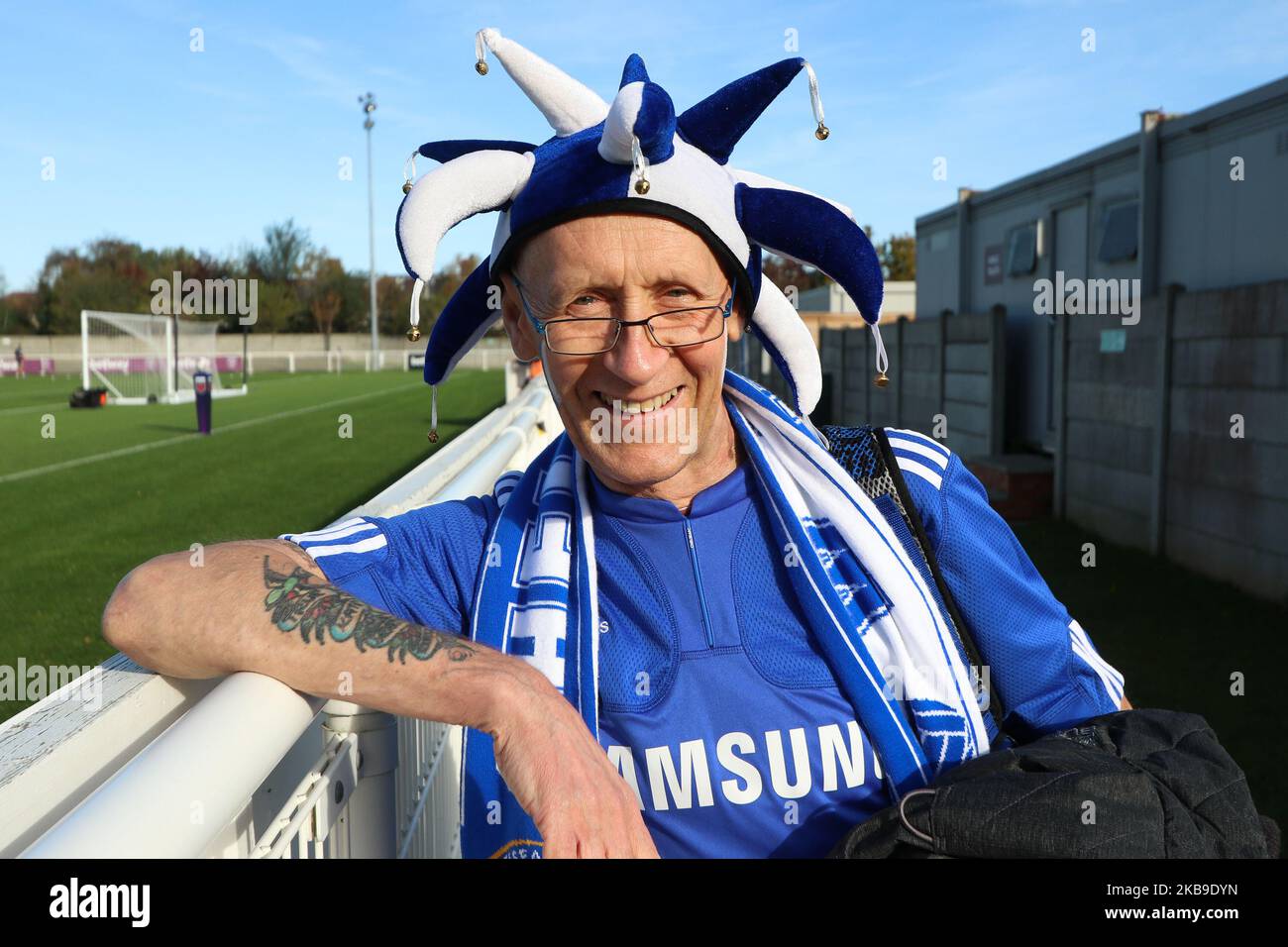 Ein Chelsea-Fan beim Barclays Women's Super League-Spiel zwischen West Ham United Women und Chelsea im Rush Green Stadium am 27. Oktober 2019 in Dagenham, England (Foto by Action Foto Sport/NurPhoto) Stockfoto