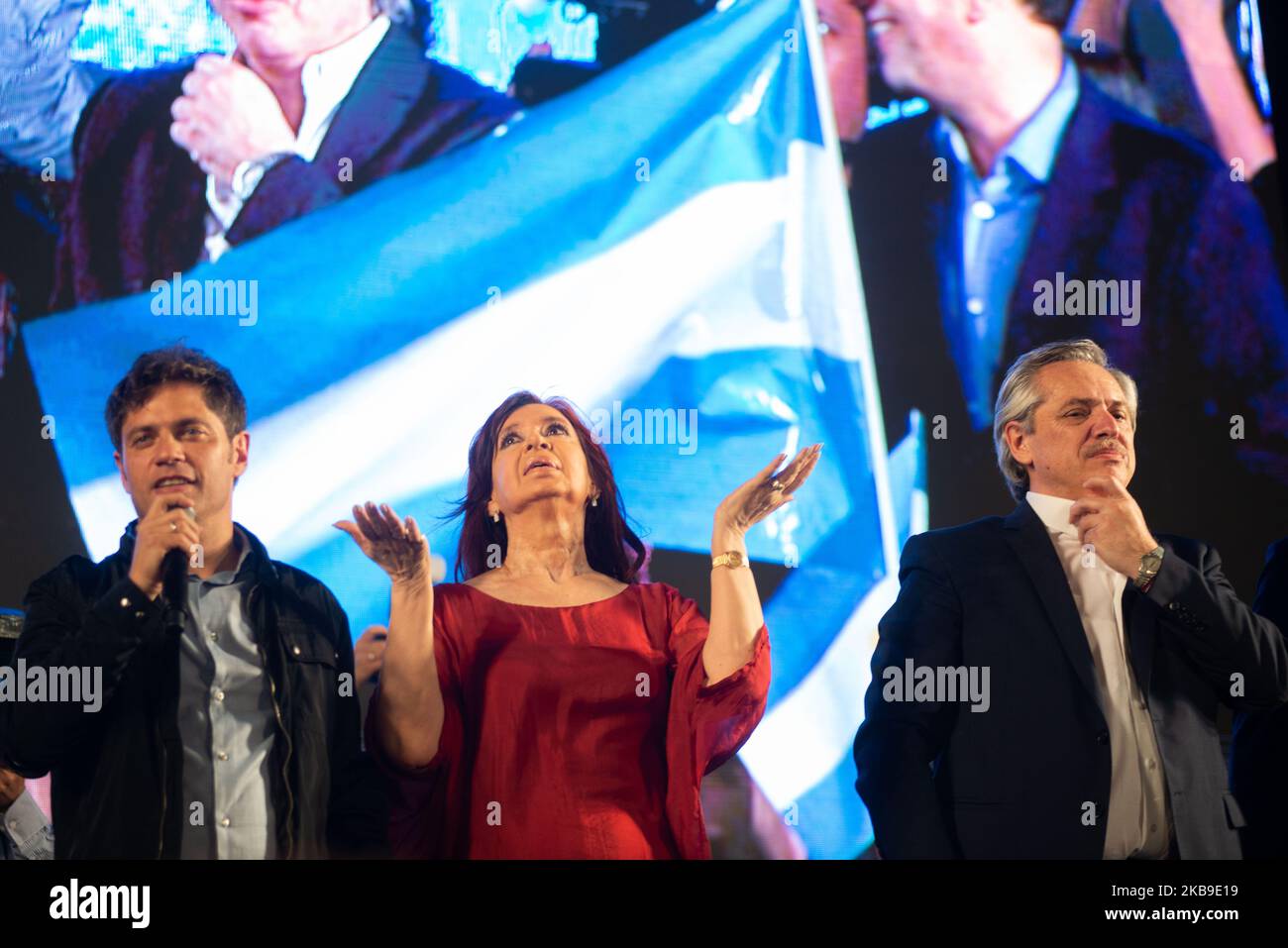 Der peronistische Präsidentschaftskandidat Alberto Fernandez applaudiert vor den Unterstützern, als er mit der amtierenden Partnerin, der ehemaligen Präsidentin Cristina Fernandez, Mitte, und Axel Kicilloof zusammensteht, nachdem der amtierende Präsident Mauricio Macri am Ende des Wahltages in Buenos Aires, Argentinien, am Sonntag, den 27. Oktober 2019, die Niederlage zugestanden hatte. Kicilloof gewann die Gouverneurswahl für die Provinz Buenos Aires. (Foto von Mario De Fina/NurPhoto) Stockfoto